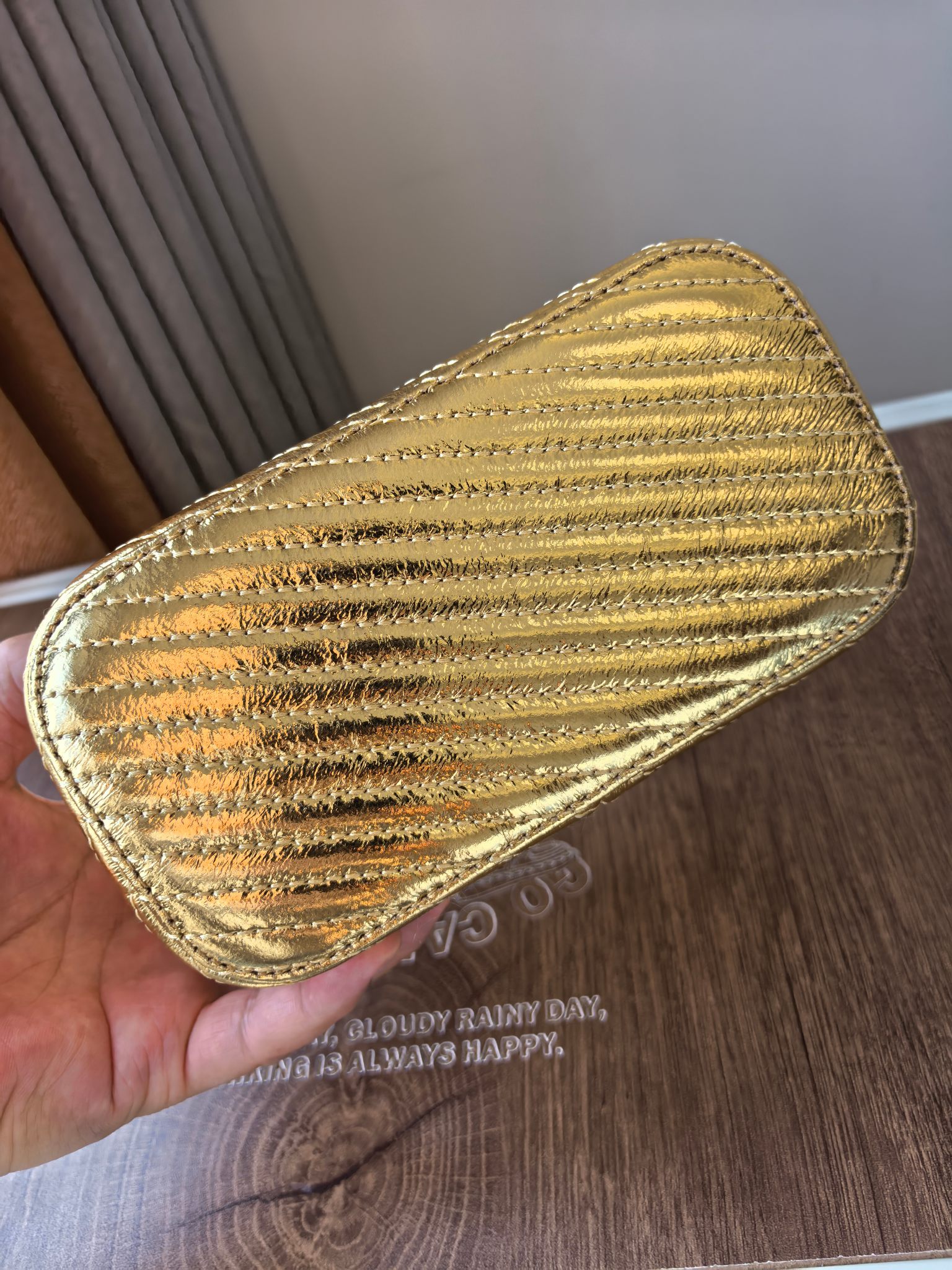 Tory Burch TORY BURCH KiraVanity斜挎包，可装下随身物件。有两种背法:用管状提柄手提，或用可拆卸链条背带斜挎