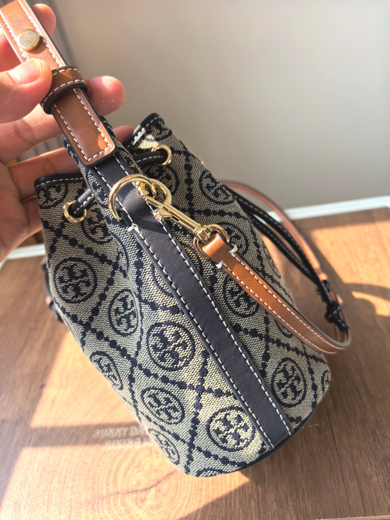 Tory Burch ToryBurch（新款1616A）老花水桶包 TMonogram图案 融合提花织物