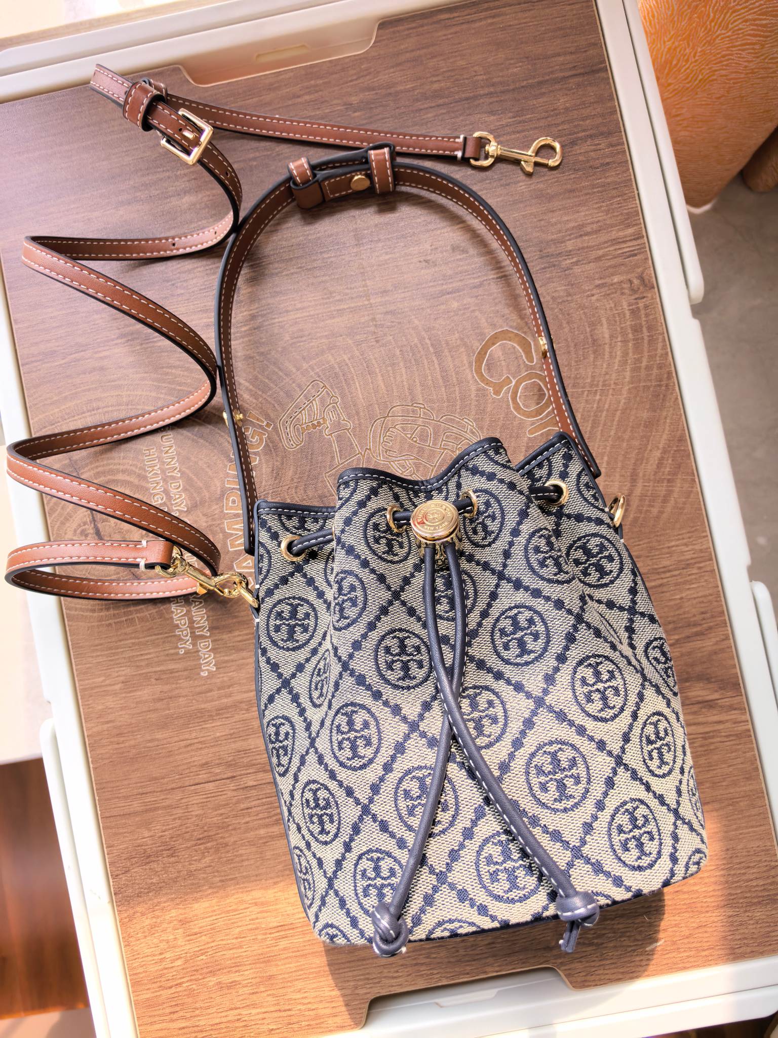 Tory Burch ToryBurch（新款1616A）老花水桶包 TMonogram图案 融合提花织物