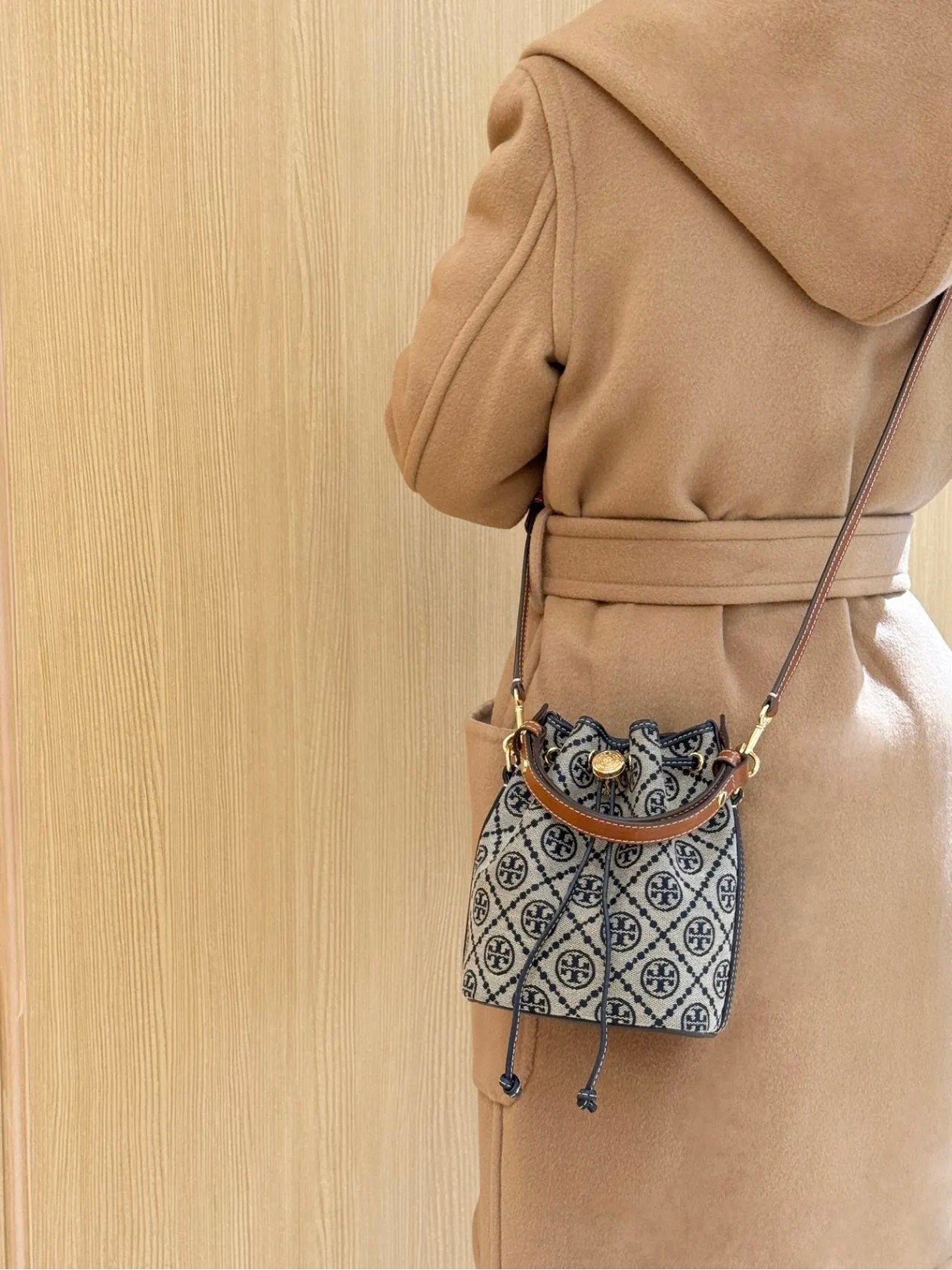Tory Burch ToryBurch（新款1616A）老花水桶包 TMonogram图案 融合提花织物