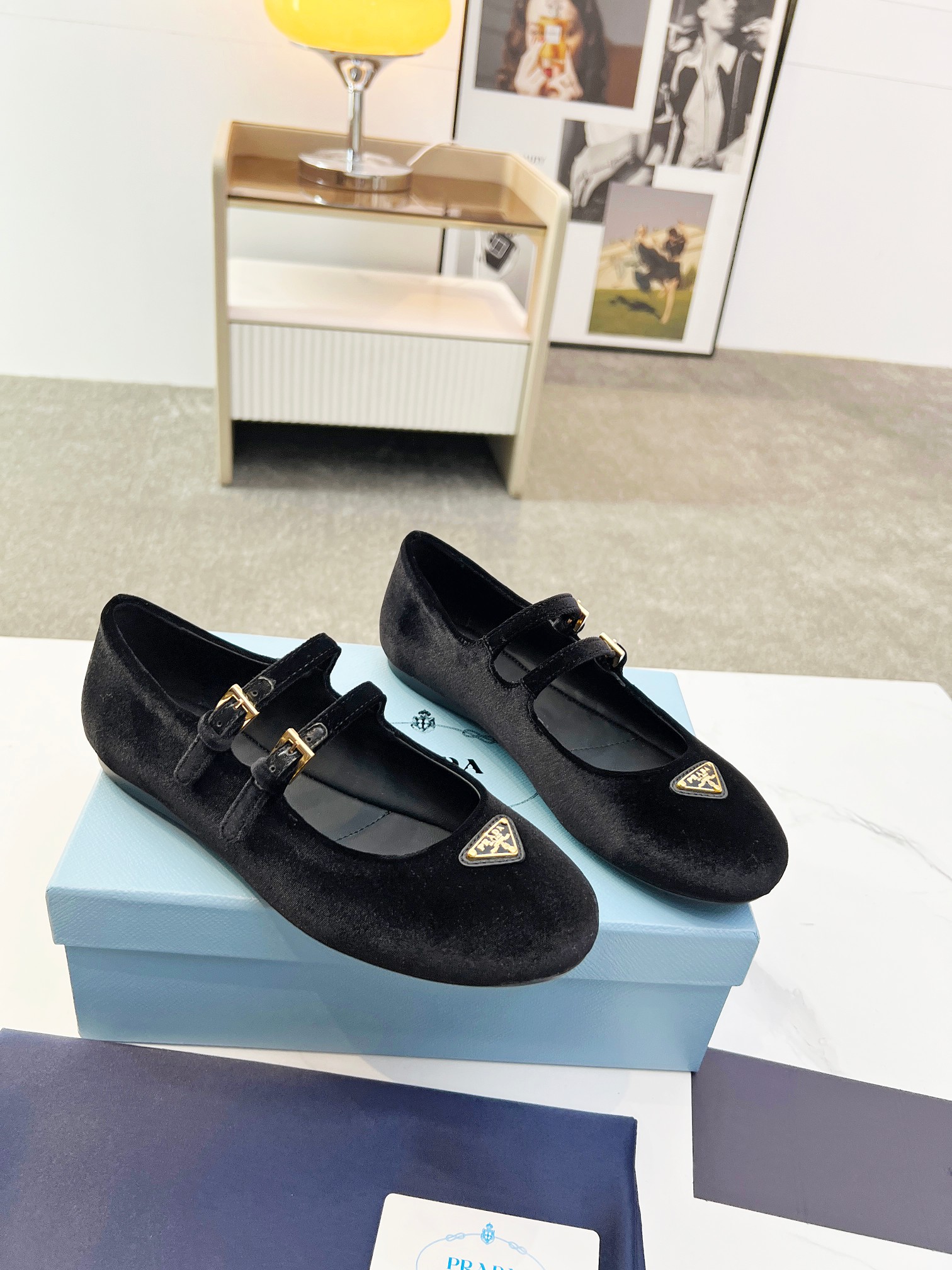 NO:535684,PRADA's new British style dancing shoes for 25 years, small leather shoes and loafers - retro fashion classic items, new products created by the first large show of Paris Fashion Week, inspired by the designer D ingeniously combined with the perfect shoe shape. It is matched with brand buckles, making it more fashionable and trendy. The upper is imported velvet, inner lining, cowhide, original sole [fireworks] [fireworks] 11 molded foam sole size 35-41 size, ballet shoes, prada, loafers, cowhide19860909PRADA25年新款英伦风跳舞鞋 小皮鞋乐福鞋——复古时尚经典单品 巴黎时装周第一场分量十足的大秀场打造的新品 灵感由D主设计师巧妙结合在完美鞋型上.搭配品牌搭扣,更显时尚潮流 鞋面进口天鹅绒 内里牛皮内里 鞋底原版[烟花][烟花]11开模发泡底 size35-41码,芭蕾舞鞋,prada,loafers,cowhide,Women's Shoes