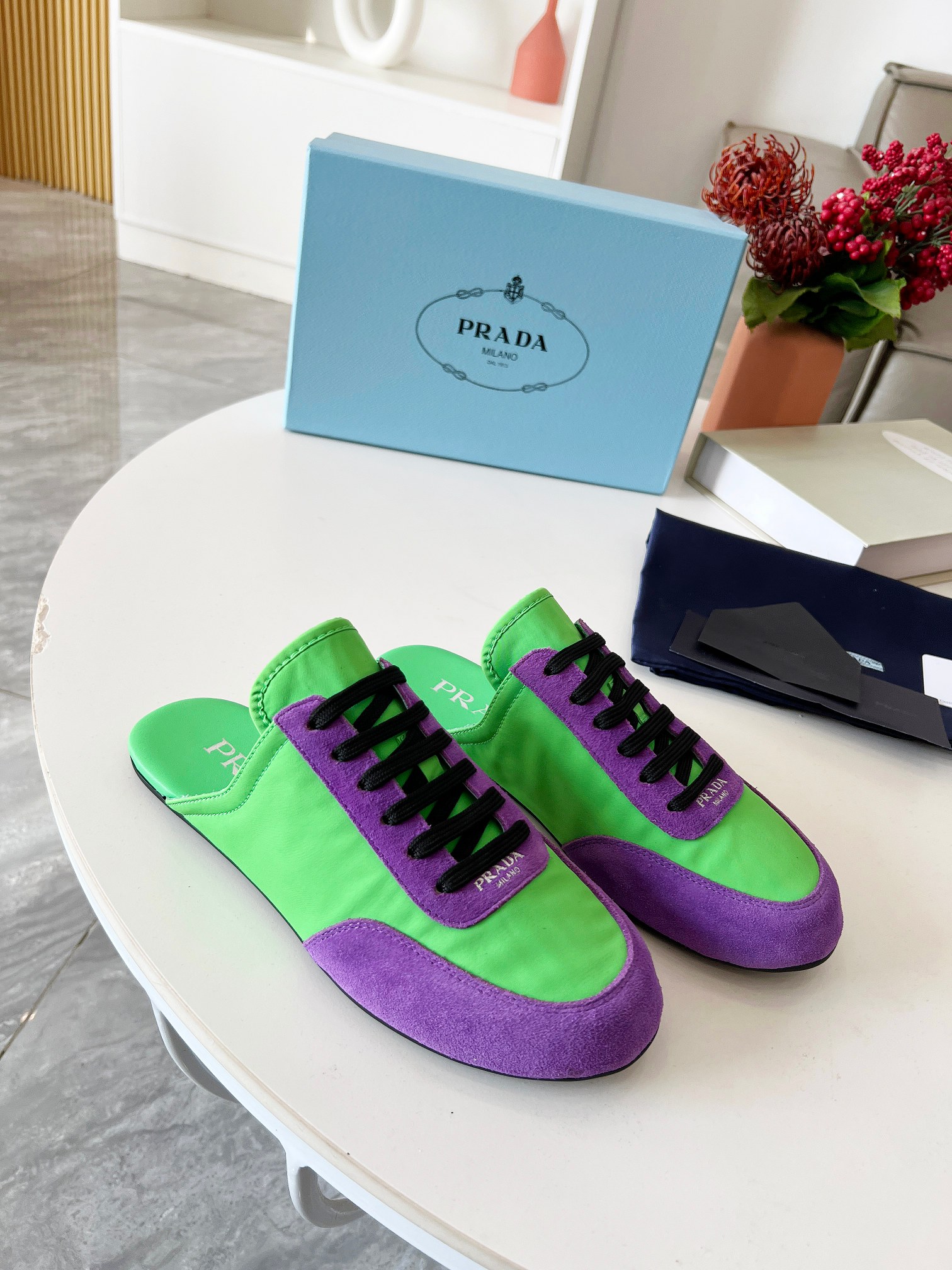 NO:129879,Prada Spring and Summer Show thin-sole training shoes 2025 Prada Spring and Summer Show thin-sole training slippers 25ss Show style with the highest outbound rate Suede upper has texture, sheepskin wrapped inside, soft and glutinous Insole thickened lambskin, which is extremely comfortable to put on, supports and is wrapped very well. The shoe shape is full of wrapping, light and easy to wear, a practical casual slipper, casual shoes/sports shoes, prada, prada, sneakers, slippers, sheepskin, chamois leather19860909Prada 普拉达春夏秀款薄底德训鞋2025 Prada 普拉达春夏秀款薄底德训拖鞋 25ss秀款出境率最高的单品 鞋面麂皮有肌理感,内里羊皮包裹,软软糯糯的 鞋垫加厚小羊皮,踩上去无比舒适,有支撑感,又包裹得很好的感觉 鞋型包裹感十足,轻便好穿实用的一款休闲拖鞋,休闲鞋/运动鞋,prada,prada,sneakers,slippers,sheepskin,chamois leather,Women's Shoes