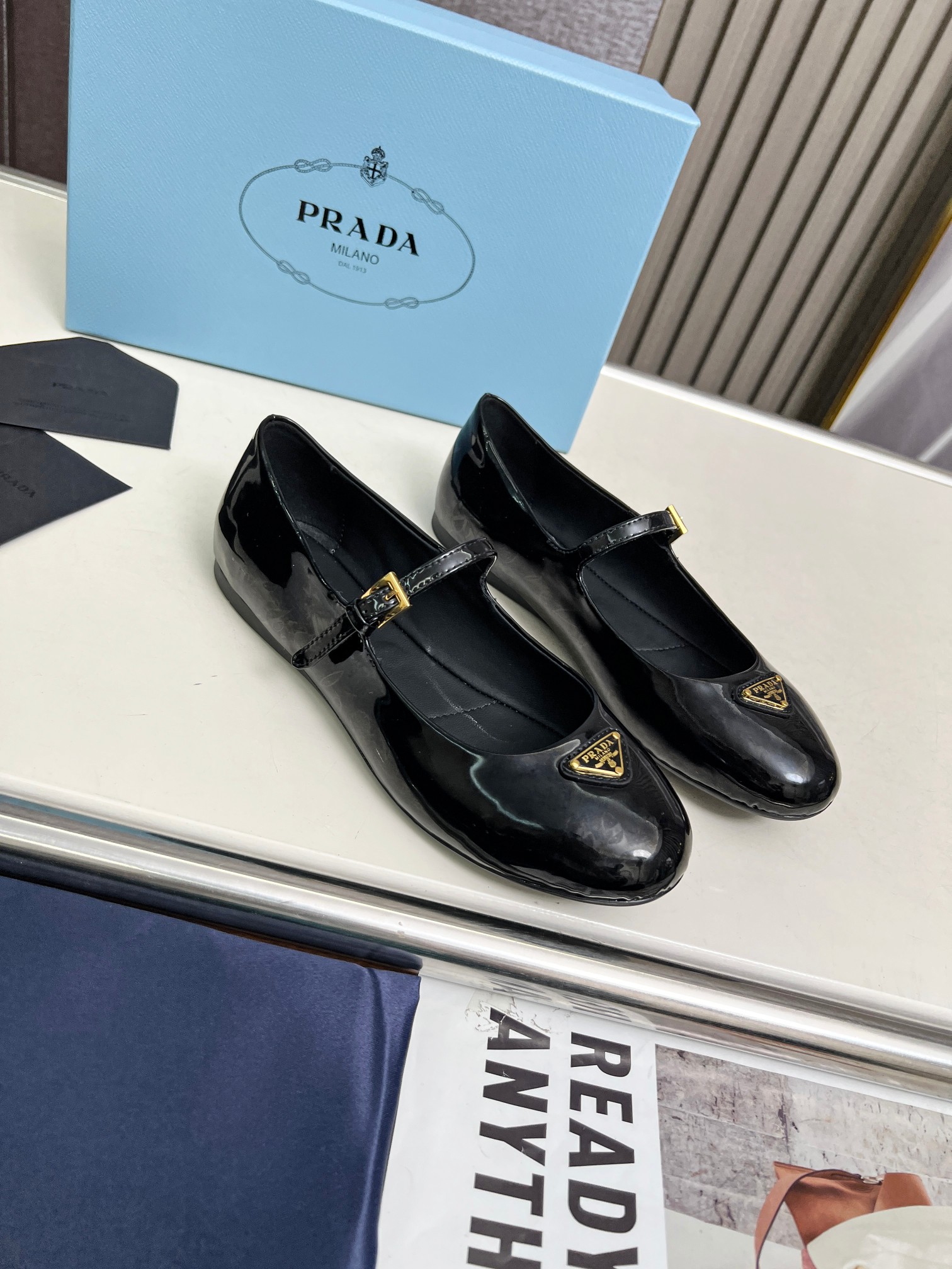 NO:613875,PRADA's 25th new British-style dancing shoes, small leather loafers - retro fashion classic items, new products created at the first major show of Paris Fashion Week. The inspiration is cleverly combined with the perfect shoe shape by D's chief designer. With brand buckles, it is more fashionable. Upper cow patent leather, wrinkled patent leather, lining cowhide, original sole [Fireworks] [Fireworks] 11 open mold foam bottom  size 35-41, ballet shoes, prada, loafers, cowhide19860909出 PRADA25年新款英伦风跳舞鞋 小皮鞋乐福鞋——复古时尚经典单品 巴黎时装周第一场分量十足的大秀场打造的新品 灵感由D主设计师巧妙结合在完美鞋型上.搭配品牌搭扣,更显时尚潮流 鞋面牛漆皮 皱漆皮 内里牛皮内里 鞋底原版[烟花][烟花]11开模发泡底 size35-41码,芭蕾舞鞋,prada,loafers,cowhide,Women's Shoes