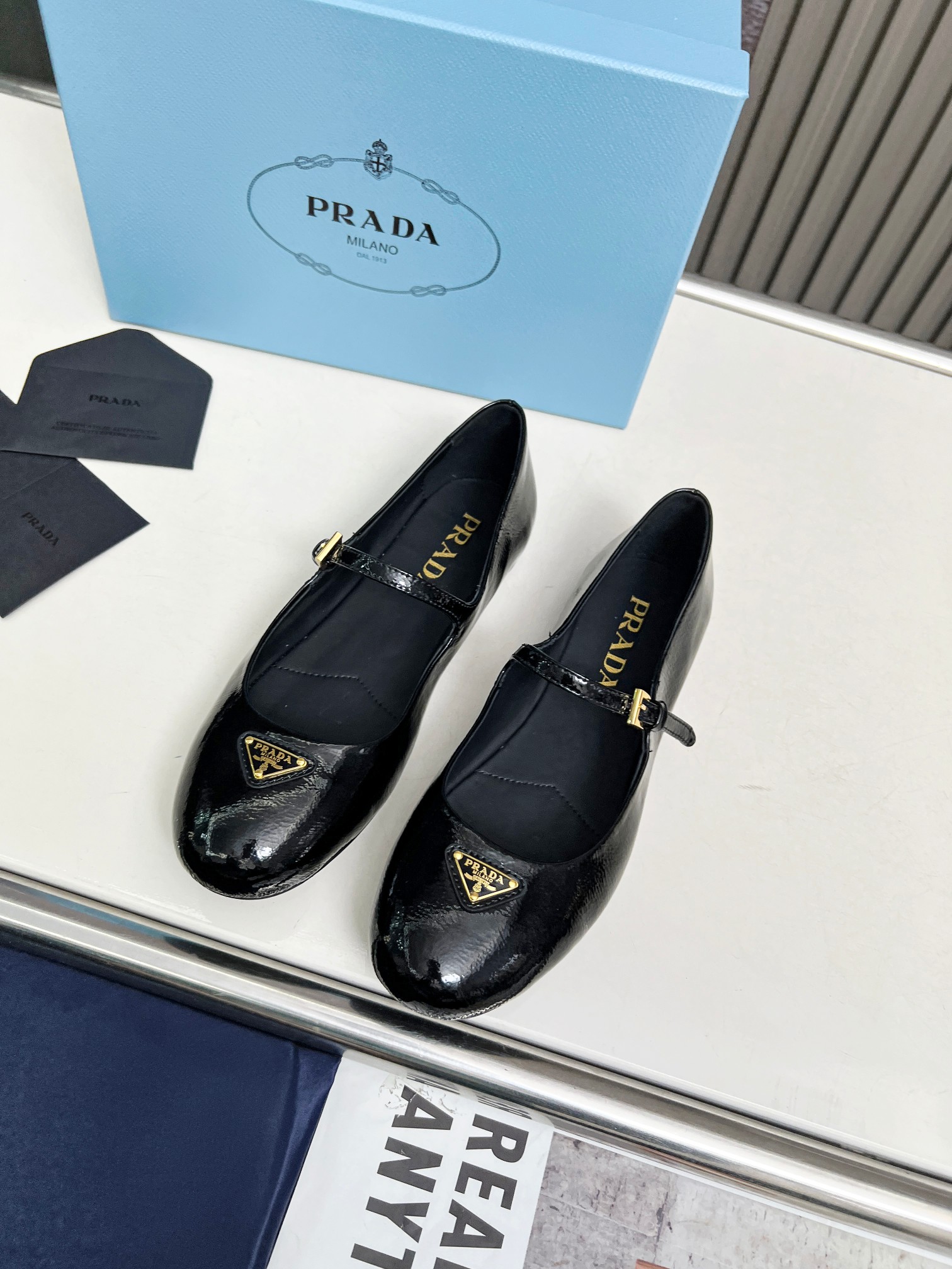 NO:613883,PRADA's 25th new British-style dancing shoes, small leather loafers - retro fashion classic items, new products created at the first major show of Paris Fashion Week. The inspiration is cleverly combined with the perfect shoe shape by D's chief designer. With brand buckles, it is more fashionable. Upper cow patent leather, wrinkled patent leather, lining cowhide, original sole [Fireworks] [Fireworks] 11 open mold foam bottom  size 35-41, ballet shoes, prada, loafers, cowhide19860909出 PRADA25年新款英伦风跳舞鞋 小皮鞋乐福鞋——复古时尚经典单品 巴黎时装周第一场分量十足的大秀场打造的新品 灵感由D主设计师巧妙结合在完美鞋型上.搭配品牌搭扣,更显时尚潮流 鞋面牛漆皮 皱漆皮 内里牛皮内里 鞋底原版[烟花][烟花]11开模发泡底 size35-41码,芭蕾舞鞋,prada,loafers,cowhide,Women's Shoes