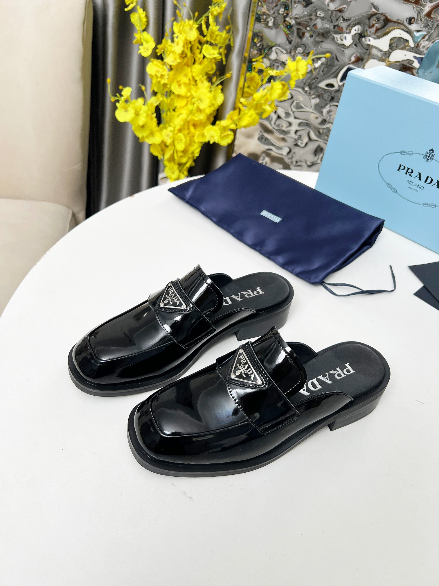 NO:535673,The latest hit series of high-version PRAD*A 2025vs Spring and Summer Round-toe Triangle Buckle Loafer Slippers Liu Wen Many internet celebrities put on their feet. Prada's round-toe Triangle Buckle craftsmanship is very exciting this year. Wearing it, you can be casual and not mistaken. The refreshing performance is enough to express the control of every detail of the shoes. Fabric: imported original super soft cow patent leather open edge beads. Inner: imported cowhide original molding wear-resistant bottom. Original full set of packaging. Original 3 colors are available. Number of sizes: 35-40 (41 customization, no return or exchange), semi-torque, prada, prada, loafers, slippers, cowhide19860909高版本PRAD*A普拉*达2025vs春夏最新爆款系列 圆头三角扣乐福拖鞋 刘雯众多网红上脚,prada这款圆头三角扣工艺,今年非常爆,穿上,休闲两不失误,清爽的表现足以表达对鞋子的个个细节的把控面料:进口原版超软牛漆皮开边珠 内里:进口牛皮 原版开模成型耐磨底 原版全套包装 原版3色可选 码数:35-40（41定制不退换）,半拖,prada,prada,loafers,slippers,cowhide,Women's Shoes