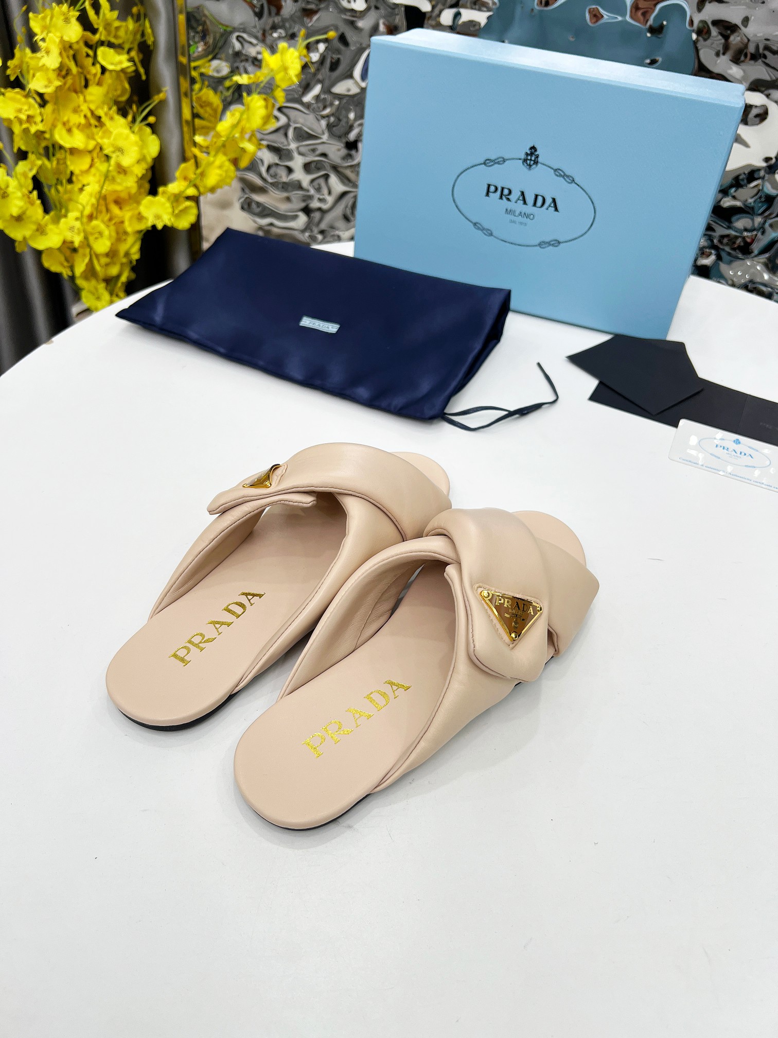 NO:240016,The top-grade new 2025 mules shoes are very easy to wear. You don’t have to bend over or tie your shoelaces when changing shoes. You can wear them in spring, summer and autumn. This pair of mules shoes are made of rubber foam sole, which is very light. Prada’s signature enamel triangle logo is also very recognizable. It’s really unexpected that Prada can also make such cute shoes, which shows the popularity of bread shoes!  Imported mixed-bred sheepskin size 35-41, slippers, prada, prada, slippers, sheepskin19860909出 普拉达面包拖顶级新款2025穆勒鞋穿起来特别方便,出门换鞋不用弯腰不用系鞋带,穿上就走,春夏秋三季可穿.这双穆勒鞋是橡胶发泡底,很轻便,Prada标志性的珐琅三角标辨识度也很高百搭哦 Prada 还能出这么可爱的鞋真是没想到,可见面包鞋的流行程度！ 材料进口混种羊皮 码数35-41,拖鞋,prada,prada,slippers,sheepskin,Women's Shoes