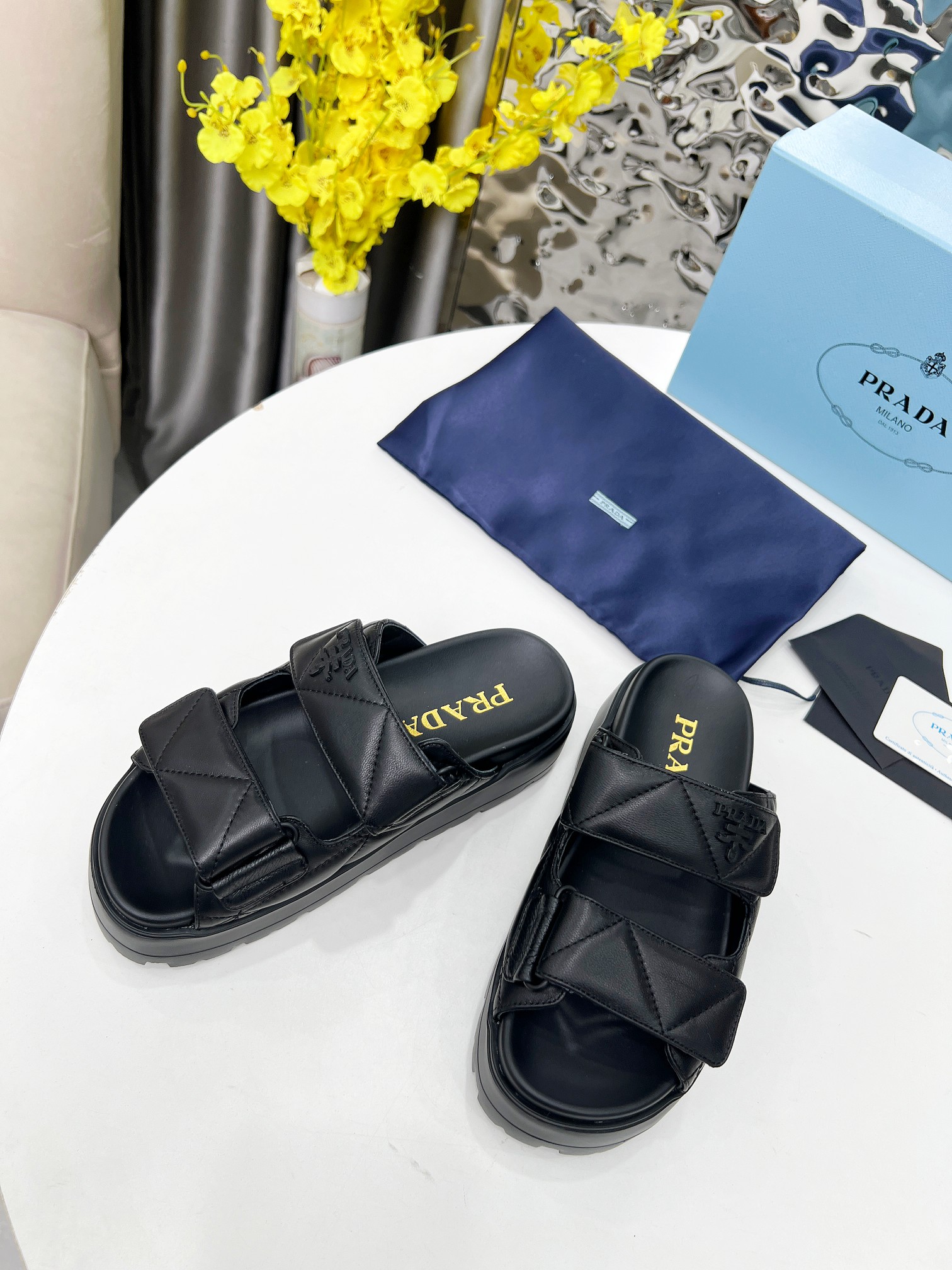 NO:535711,Prada2025 Velcro Slippers The first shoe for spring!  Prada's original age-reducing feeling [Shy R] Imported sheepskin noodles, inner sheepskin is 5cm thick, the favorite of short people, especially the white is really versatile!  3 colors supply sizes 35-41, slippers, prada, prada, slippers, sheepskin19860909Prada2025魔术贴拖鞋开春的第一款鞋子！普拉达自带的减龄感[害羞R] 进口羊皮面 内里羊皮 5cm的大厚度,矮个子的心头爱呀 尤其是白色真的很百搭！3色供应35-41码,拖鞋,prada,prada,slippers,sheepskin,Women's Shoes