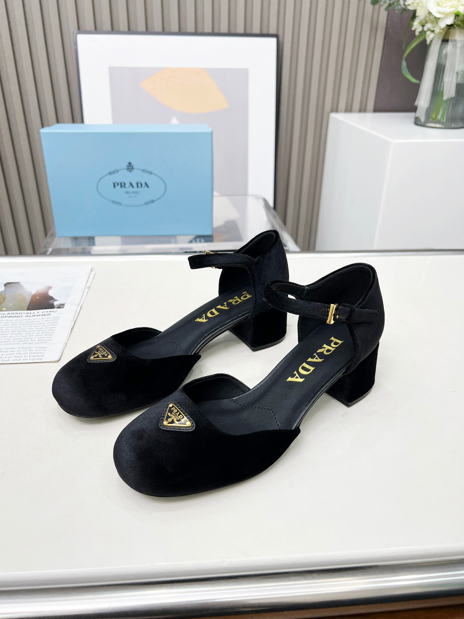 NO:265524,PRADA 5 new spring and summer products, Mary Zhen single shoes are coming, Prada Glow's shiny single products in limited time store 2025S super explosive series, major internet celebrities Qiao Xin, Cheng Xiao, and Liu Lingzi same round-toe triangle buckle (Mari Zhen single shoes)!  Fashionable and versatile nice items, all kinds of beauties have stood firm, and the exclusive new one is available!  Sisters who like to wear high heels but are afraid of being tired will look at it. The square thick heels will definitely make your feet light, and you will not be tired at all, and your feet will be steadily and relaxed!  The triangular mark has a concave and convex feel that is the same as the original version, and the square and round thick heels are made of original Italian leather outsole. Heel height is 5.5cm Size: 35-40 (41 custom made), sandals, prada, prada, sandals, mary jane, high heels, Leather soles19860909PRADA 5普拉达春夏新品,玛丽珍单鞋实力来袭Prada Glow限时店很闪亮的单品2025S超级爆系列爆品,各大网红明星乔欣,程潇,刘令姿同款圆头三角扣（玛丽珍单鞋）！时髦百搭nice单品,各路美女站稳了,独家上新啦！喜欢穿高跟鞋又怕累的姐姐们看过来,方形粗跟绝对让脚步轻盈,百分百不累脚,上脚稳稳的轻松！三角标触感凹凸感和原版一致,方圆形粗跟搭配原版意大利真皮大底配制. 跟高5.5cm Size: 35-40（41订做）,凉鞋,prada,prada,sandals,mary jane,high heels,Leather soles,Women's Shoes