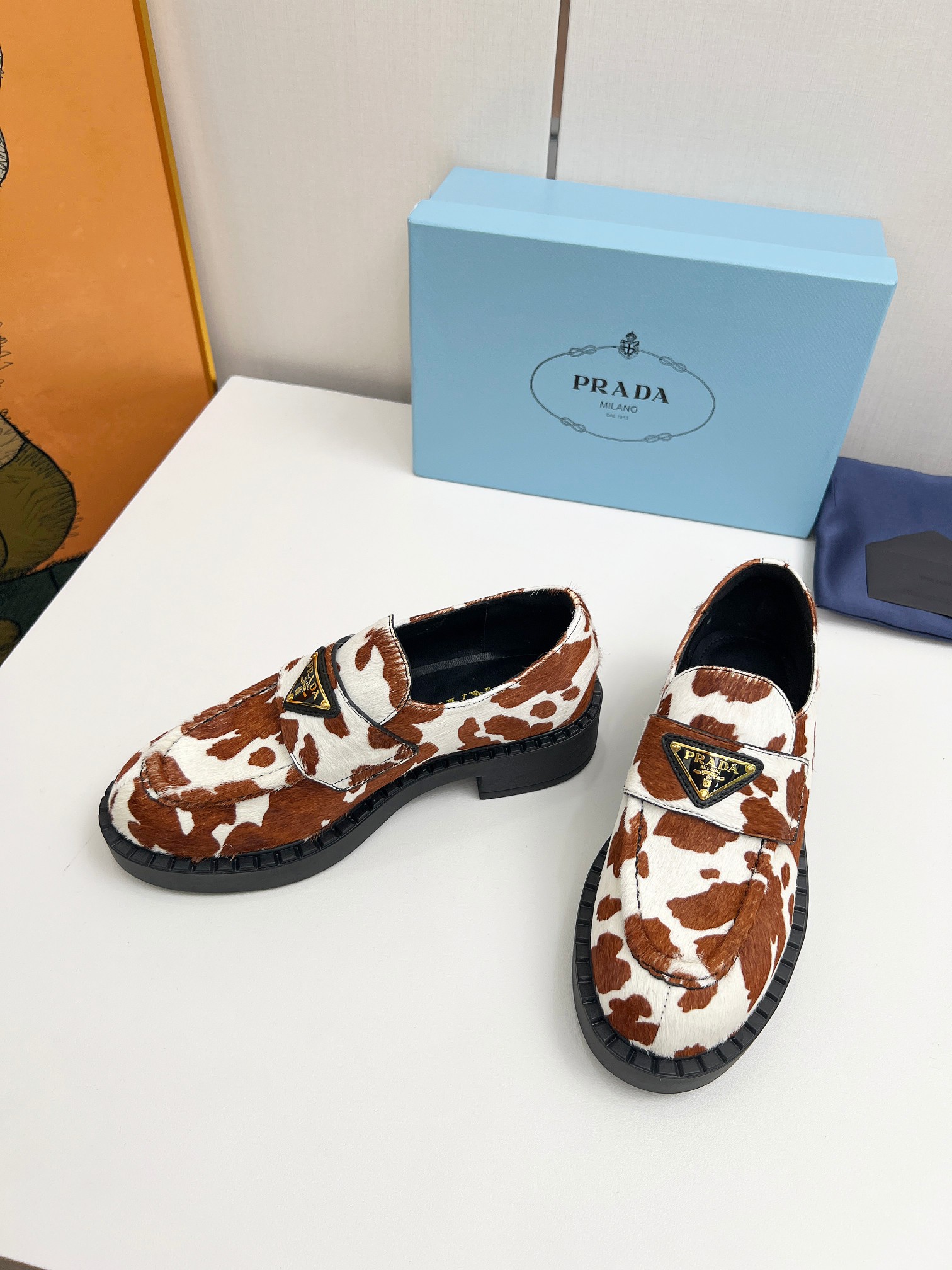 NO:381907,Prada's new cow color loafers, fashionable thick-soled casual motorcycle loafers, unique flavor, everyone loves and easily controls, it will explode every year. Also, the versatile and classic shoe last is enough to conquer you to wear it to increase height and make casual without making mistakes. Simple and handsome on the feet. Imported fabric. The inner foot padding cowhide is soft and delicate. The height of the sole is 4CM. Standard size: 35-40 (41 customization, no return or exchange), loafers, prada, loafers, cowhide19860909普拉达新款奶牛配色乐福鞋 时尚厚底休闲机车乐福鞋 独到味道,人人都爱也轻松驾驭 每年都会爆.还有就是百搭经典的鞋楦足以征服你穿上它增高休闲两不失误 上脚简单帅气 面料进口马毛牛皮 内里垫脚牛皮柔软细腻 大底高度4CM 标准码数:35-40（41定制不退换）,乐福鞋,prada,loafers,cowhide,Women's Shoes