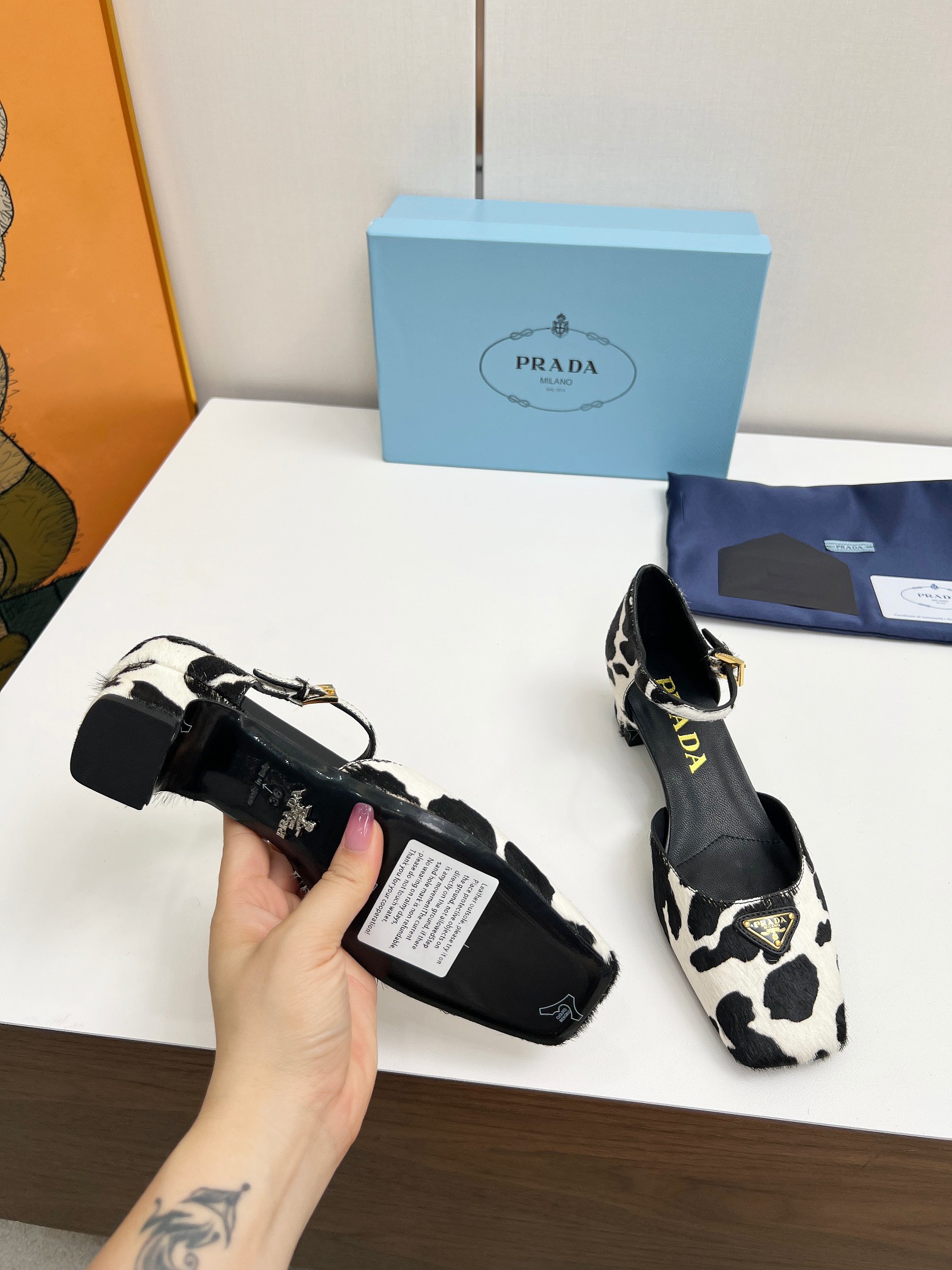 NO:381889,Prada/Prada 2025ss Spring and Summer New Product Saffiano Cow Color Cowhide High Heel Sandals, Shining debut, recommended by major bloggers of Xiaohongshu, showing the classic charm. Heel height 4CM sheepskin lining Italian leather sole size 35-42 (customized for 41-42), slippers sandals, prada, prada, sandals, slippers, cowhide, sheepskin19860909Prada/普拉达2025ss春夏新品 Saffiano奶牛配色牛皮高跟凉鞋 闪亮登场 小红书各大博主推荐,彰显经典魅力. 跟高4CM 羊皮内里 意大利真皮底 码数35一42（41-42定做）,拖鞋凉鞋,prada,prada,sandals,slippers,cowhide,sheepskin,Women's Shoes