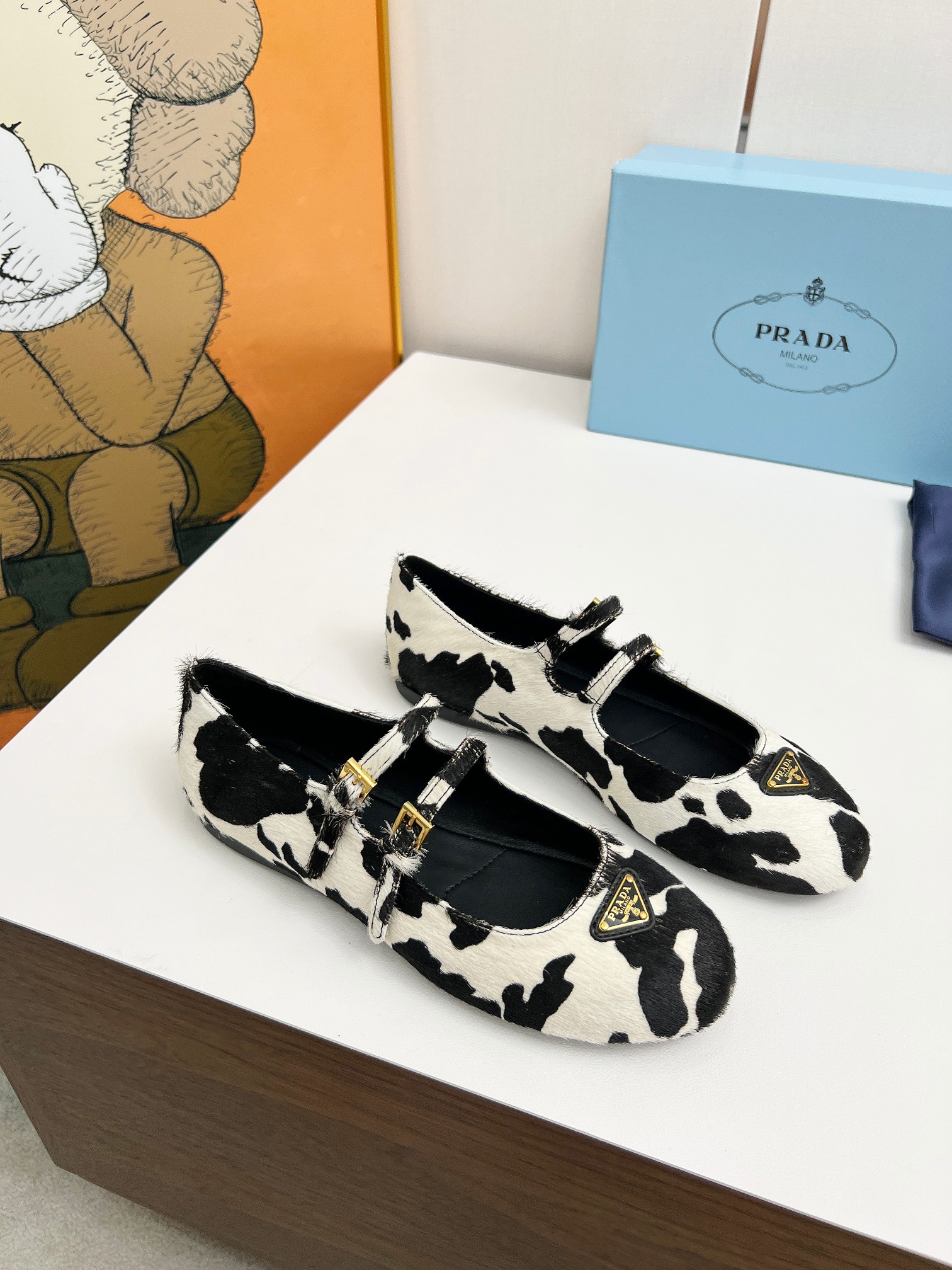 NO:381897,PRADA's new cow color cowhide dancing shoes for 25 years, small leather shoes loafers - retro fashion classic items, new products created by the first big show of Paris Fashion Week, inspired by the designer D ingeniously combined with the perfect shoe shape. It is matched with brand buckles, which makes it look more fashionable and trendy. Upper imported horsehair, cowhide inner lining, original sole [fireworks] [fireworks] 11 molded foam sole size 35-41 size, slippers sandals, prada, loafers, sandals, slippers, cowhide19860909PRADA25年新款奶牛配色牛皮跳舞鞋 小皮鞋乐福鞋——复古时尚经典单品 巴黎时装周第一场分量十足的大秀场打造的新品 灵感由D主设计师巧妙结合在完美鞋型上.搭配品牌搭扣,更显时尚潮流 鞋面进口马毛 内里牛皮内里 鞋底原版[烟花][烟花]11开模发泡底 size35-41码,拖鞋凉鞋,prada,loafers,sandals,slippers,cowhide,Women's Shoes