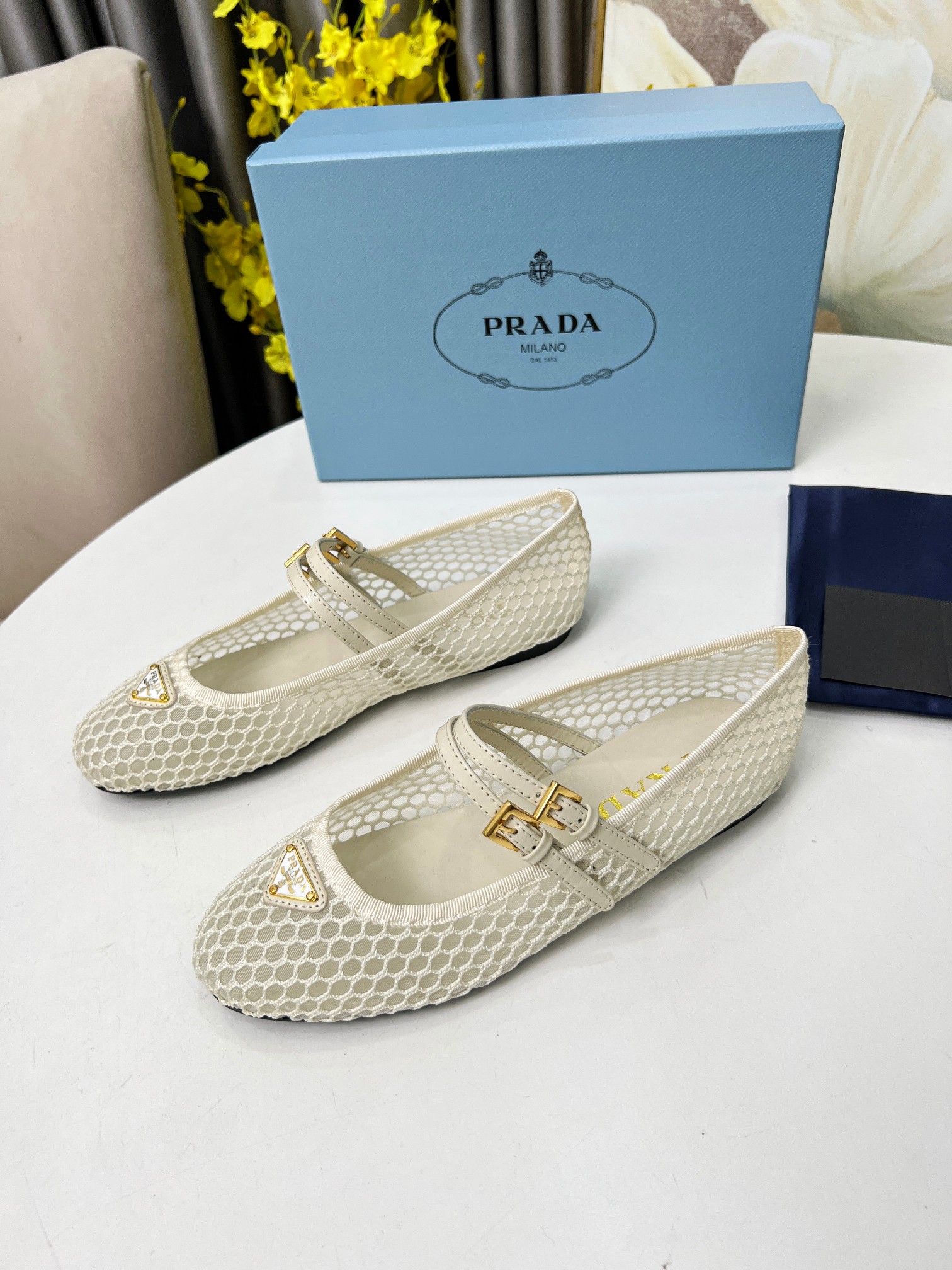 NO:392265,PRADA25ss new British style dancing shoes, small leather shoes, loafers - retro fashion classic items, new products created by the first large show of Paris Fashion Week, inspired by the designer D ingeniously combined with the perfect shoe shape. It is matched with brand buckle, which makes it more fashionable and trendy. The upper imported diamond lattice, cowhide, cowhide, original sole [fireworks] [fireworks] 11 molded foam sole size 35-41 size, single shoes, prada, loafers, cowhide19860909PRADA25ss新款英伦风跳舞鞋 小皮鞋乐福鞋——复古时尚经典单品 巴黎时装周第一场分量十足的大秀场打造的新品 灵感由D主设计师巧妙结合在完美鞋型上.搭配品牌搭扣,更显时尚潮流 鞋面进口菱格 内里牛皮内里 鞋底原版[烟花][烟花]11开模发泡底 size35-41码,单鞋,prada,loafers,cowhide,Women's Shoes