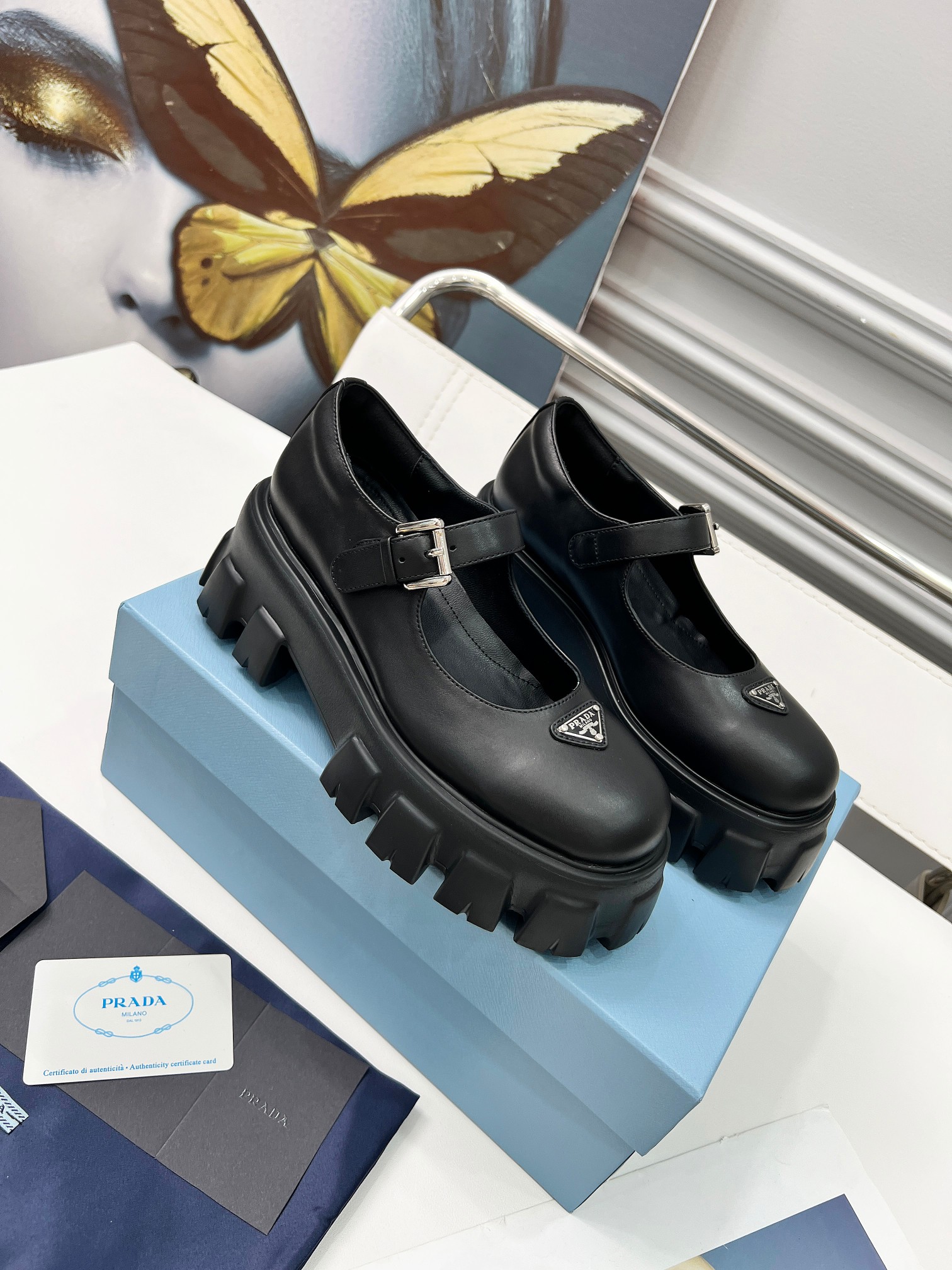 NO:466795,25ss PRADA new thick-soled Malizhen shoes** Fall and winter hot products are coming!  The ratio is instantly elongated, 5.5cm heels are comfortable and slimming, and the smallest person can also wear supermodel legs!   **Imported cowhide fabric** + **Inner lambskin**, high-end texture full **Non-slip foam bottom**, stable as a mountain, not tired for a day of hard work**1:1 top replica**, zero gap in details, **You can easily hold it in important occasions**** Matched with coat + jeans = lazy and high-end style with a small fragrance style suit = celebrity noble style short skirt + bare legs artifact = instant leg essence; 34-41 sizes 3 colors supply, Mary Jane, prada, mary jane, skirts, jeans, cowhide, sheepskin1986090925ss PRADA新款厚底马丽珍鞋** 秋冬爆款来袭！上脚瞬间拉长比例,5.5cm跟高舒适显瘦,**小个子也能穿出超模腿**！  **进口牛皮面料** + **内里羊皮**,高级质感拉满 **防滑发泡底**,稳如泰山,暴走一天也不累**1:1顶级复刻**,细节零差距,**重要场合也能轻松hold住** **** 搭配大衣+牛仔裤 = 慵懒高级感 配小香风套装 = 名媛贵气风 搭短裙+光腿神器 = 秒变腿精；34-41码 3色供应,玛丽珍,prada,mary jane,skirts,jeans,cowhide,sheepskin,Women's Shoes