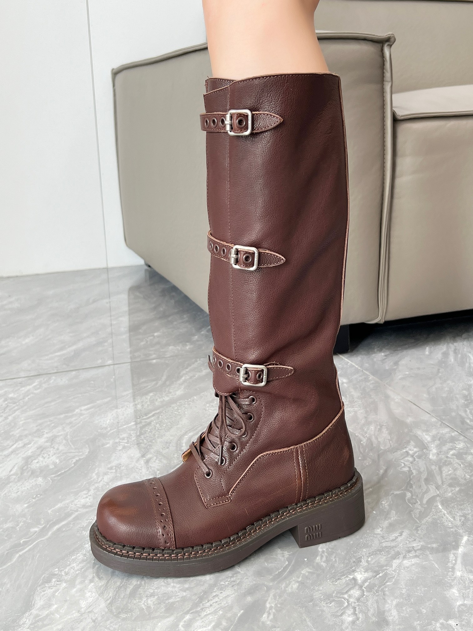 470💰   🌈🌈🌈 miumiu·缪缪🤗2025明星同款走秀款🏆🏆复古做旧机车靴长靴体现了Miu Miu 的大胆特色。miu风格简约线条 🎊别致徽标饰于鞋舌，点缀复古 厚底设计 大胆创新前卫，多元素对撞传达现代风格简约高级 随意搭配怎么穿都好看！
✦面料：进口环保水洗小牛皮
✦内里：原版透气牛里
✦大底：原版耐磨橡胶发泡底
✦码数：35--41，