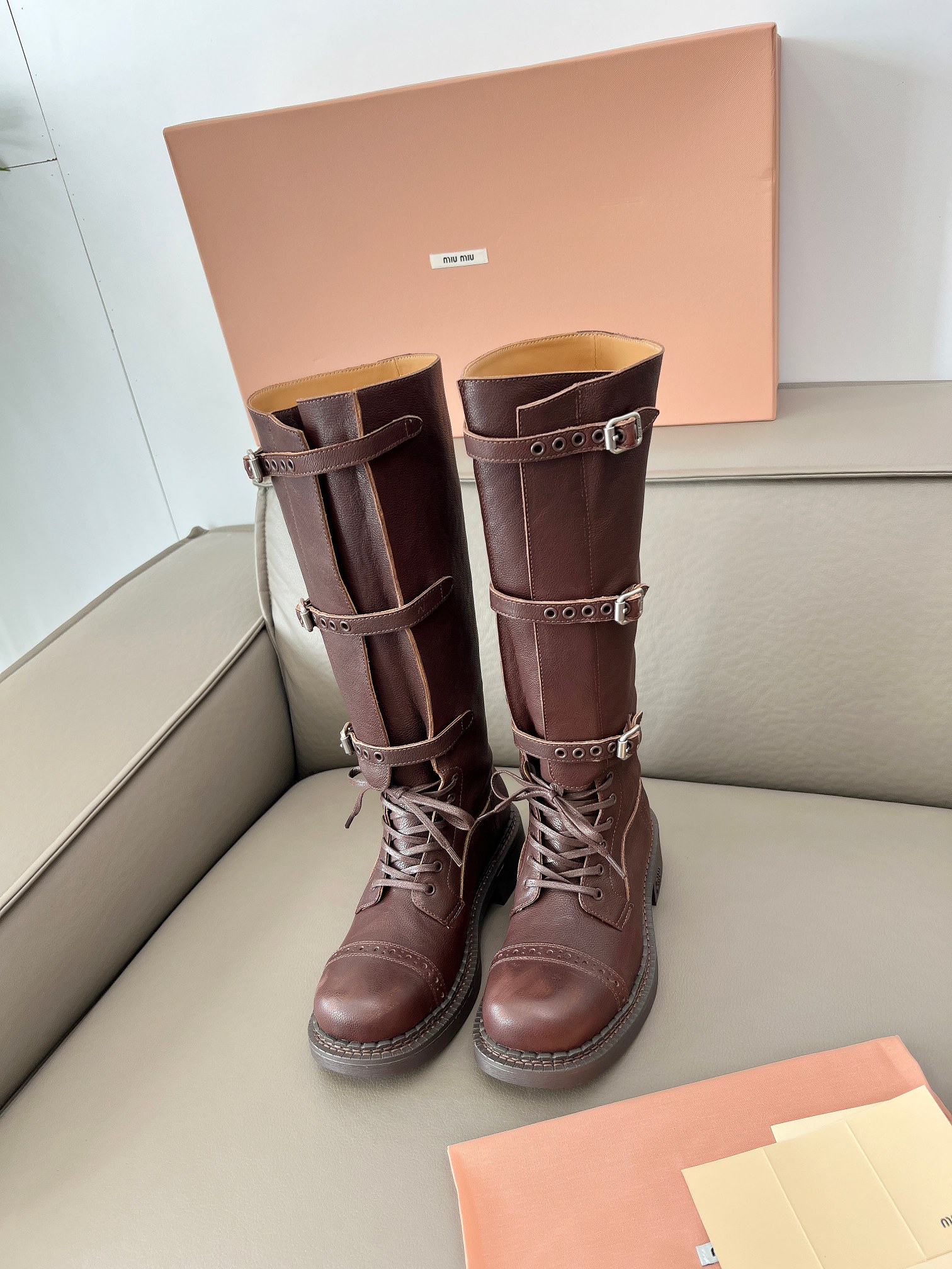470💰   🌈🌈🌈 miumiu·缪缪🤗2025明星同款走秀款🏆🏆复古做旧机车靴长靴体现了Miu Miu 的大胆特色。miu风格简约线条 🎊别致徽标饰于鞋舌，点缀复古 厚底设计 大胆创新前卫，多元素对撞传达现代风格简约高级 随意搭配怎么穿都好看！
✦面料：进口环保水洗小牛皮
✦内里：原版透气牛里
✦大底：原版耐磨橡胶发泡底
✦码数：35--41，