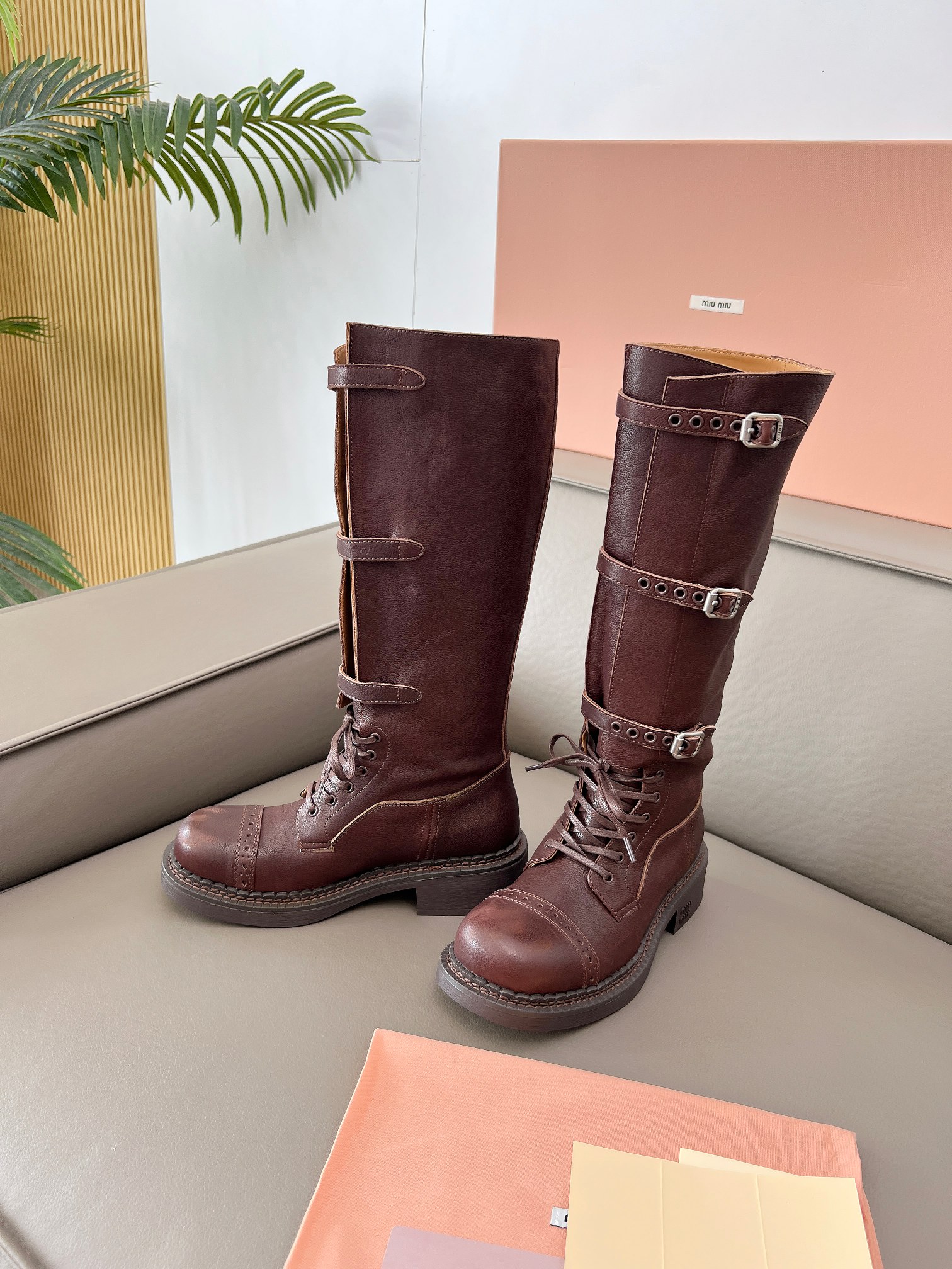 470💰   🌈🌈🌈 miumiu·缪缪🤗2025明星同款走秀款🏆🏆复古做旧机车靴长靴体现了Miu Miu 的大胆特色。miu风格简约线条 🎊别致徽标饰于鞋舌，点缀复古 厚底设计 大胆创新前卫，多元素对撞传达现代风格简约高级 随意搭配怎么穿都好看！
✦面料：进口环保水洗小牛皮
✦内里：原版透气牛里
✦大底：原版耐磨橡胶发泡底
✦码数：35--41，