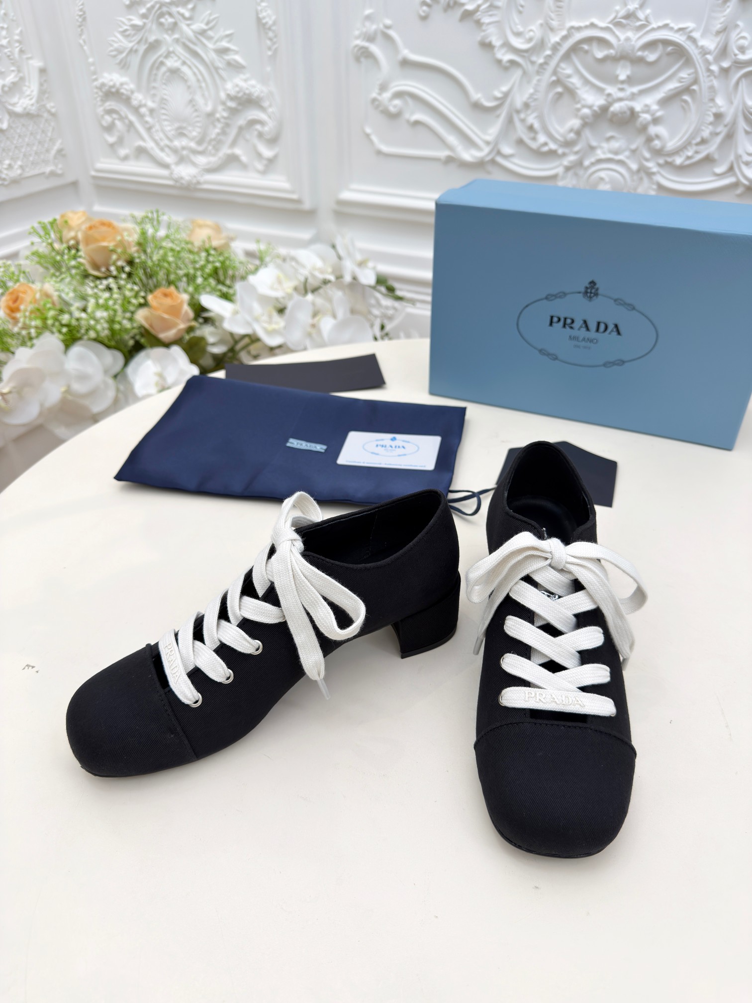 NO:614137,PRADA 5 Prada's new spring and summer products, Mary Jane shoes are coming. A very shiny item in the Prada Glow limited-time store, the 2025S super hot series, the same round-toe triangle buckle (Mary Jane shoes) from major Internet celebrities Qiao Xin, Cheng Xiao, and Liu Lingzi!  Fashionable and versatile nice items, beauties from all walks of life have stood firm, and new ones are exclusively available!  Sisters who like to wear high heels but are afraid of getting tired, take a look, the square thick heels definitely make your steps light, your feet are 100% not tired, and you can get on your feet steadily and easily!  The bumpy feel of the triangle logo is the same as the original. The square thick heel is matched with the original Italian leather outsole. Heel height 5.5cm Size: 35-40 (customized for 41), Mary Jane, prada, prada, mary jane, high heels, Leather soles19860909PRADA 5普拉达春夏新品,玛丽珍单鞋实力来袭Prada Glow限时店很闪亮的单品2025S超级爆系列爆品,各大网红明星乔欣,程潇,刘令姿同款圆头三角扣（玛丽珍单鞋）！时髦百搭nice单品,各路美女站稳了,独家上新啦！喜欢穿高跟鞋又怕累的姐姐们看过来,方形粗跟绝对让脚步轻盈,百分百不累脚,上脚稳稳的轻松！三角标触感凹凸感和原版一致,方粗跟搭配原版意大利真皮大底配制. 跟高5.5cm Size: 35-40（41订做）,玛丽珍,prada,prada,mary jane,high heels,Leather soles,Women's Shoes