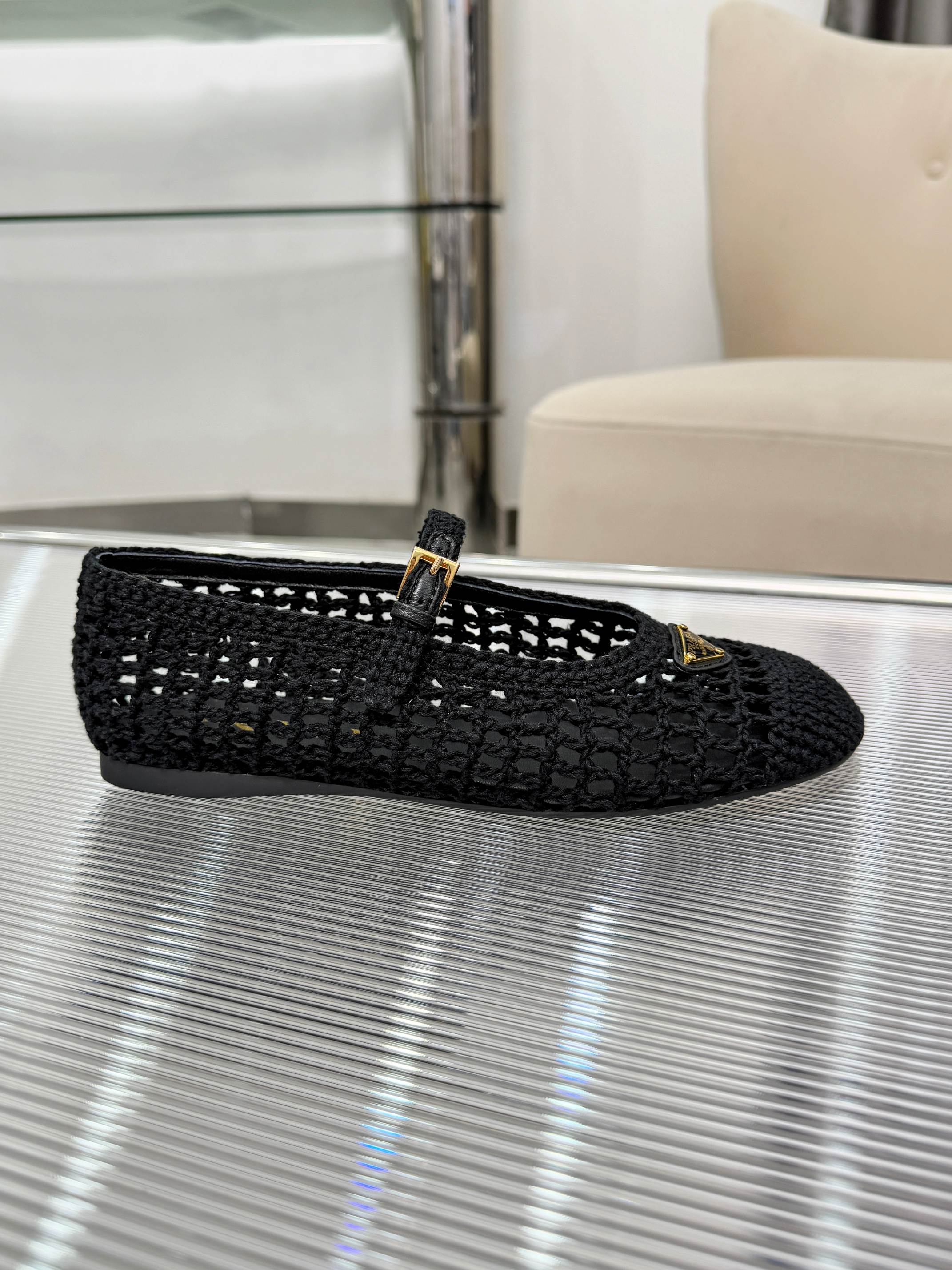 NO:789747,26ss PRADA new summer model PRAD summer limited Prada espadrille shoes. This time, the ballet shoe silhouette is reinterpreted from a new seasonal perspective. Prada summer style highlights the brand's evolving aesthetics. The soft and deconstructed flat silhouette is rooted in the new formal style concept. The soft elements are reinterpreted with a light attitude, and natural materials enhance the seasonal atmosphere.  Add texture and lazy elegance. Fine and complex imported wool, all hand-woven and braided. Sheepskin lining. Original 11 made. Sizes 35-41 (no rush orders!!!), ballet shoes, prada, espadrilles, sheepskin1986090926ss PRADA夏季新款 PRAD夏日限定Prada草编鞋 这次带来是芭蕾鞋廓形以崭新季节性视角重新诠释经典.Prada夏日风格彰显品牌不断演进的美学柔和解构的扁平化廓形植根于崭新的正式风格理念.柔美元素以轻盈姿态被重新诠释,天然材质强化季节氛围．增添肌理质感与慵懒优雅风范.做工精细复杂进口毛线全部手工编织编花 羊皮内里 原版11 打造 35-41码（不接急单！！！！）,芭蕾舞鞋,prada,espadrilles,sheepskin,Women's Shoes