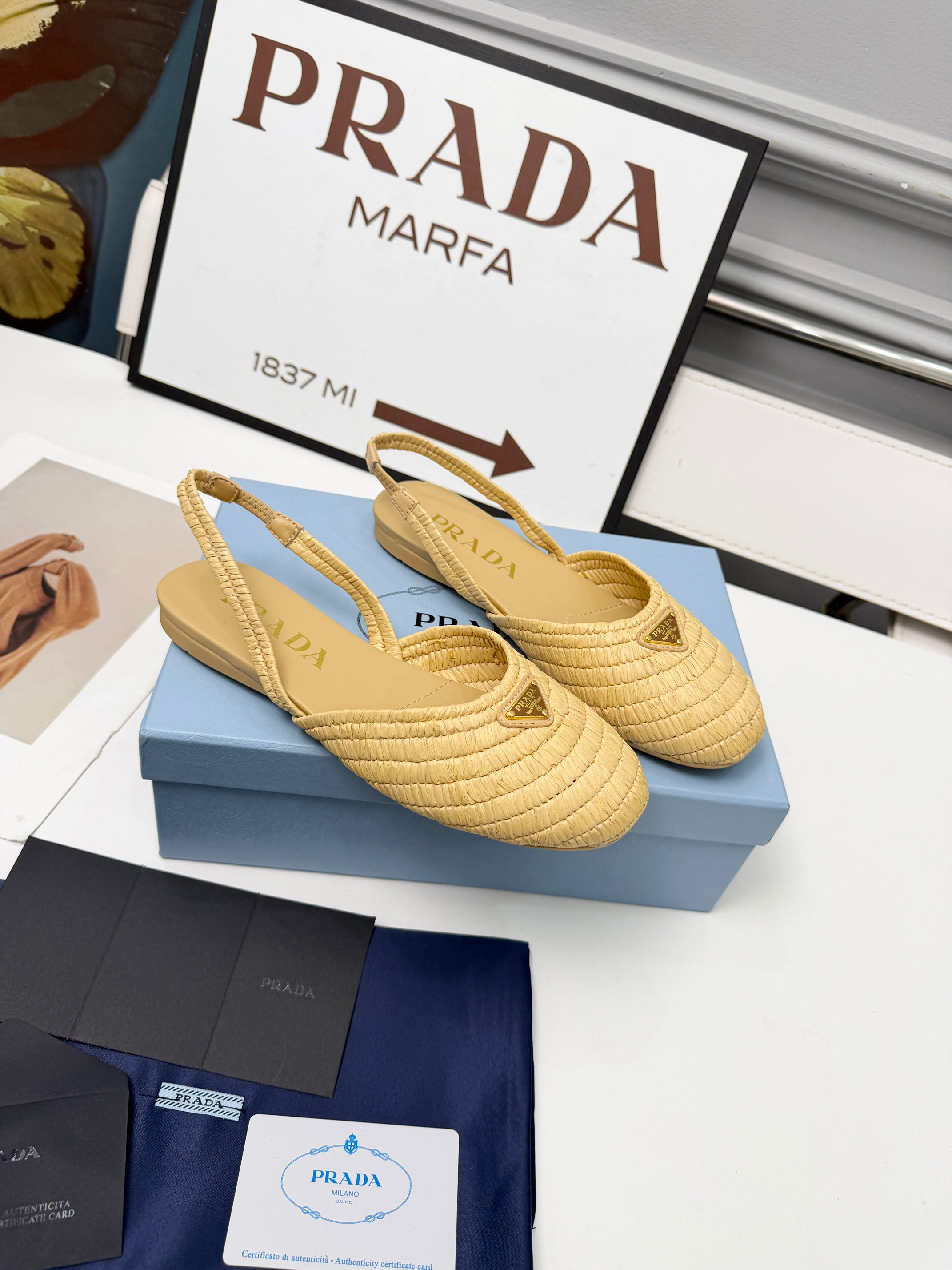 NO:814918,26ss PRADA new summer espadrille shoes PRAD summer limited edition Prada espadrille shoes This time, the ballet shoe silhouette reinterprets the classic from a new seasonal perspective. Prada summer style highlights the brand's evolving aesthetics. The soft and deconstructed flat silhouette is rooted in the new formal style concept. The soft elements are reinterpreted with a light attitude, and natural materials enhance the seasonal atmosphere.  Adding texture and lazy elegance. The entire pair of shoes has 1888 holes and is made of finely crafted imported raffia, all hand-woven. Made of original 11 pieces, 35-40 (customized in size 41), sandals, prada, sandals, espadrilles1986090926ss PRADA夏季新款 草编鞋 PRAD夏日限定Prada草编鞋 这次带来是芭蕾鞋廓形以崭新季节性视角重新诠释经典.Prada夏日风格彰显品牌不断演进的美学柔和解构的扁平化廓形植根于崭新的正式风格理念.柔美元素以轻盈姿态被重新诠释,天然材质强化季节氛围．增添肌理质感与慵懒优雅风范.整双鞋子1888个孔做工精细复杂进口拉菲草全部手工编织 原版11打造 35-40（41码定做）,凉鞋,prada,sandals,espadrilles,Women's Shoes