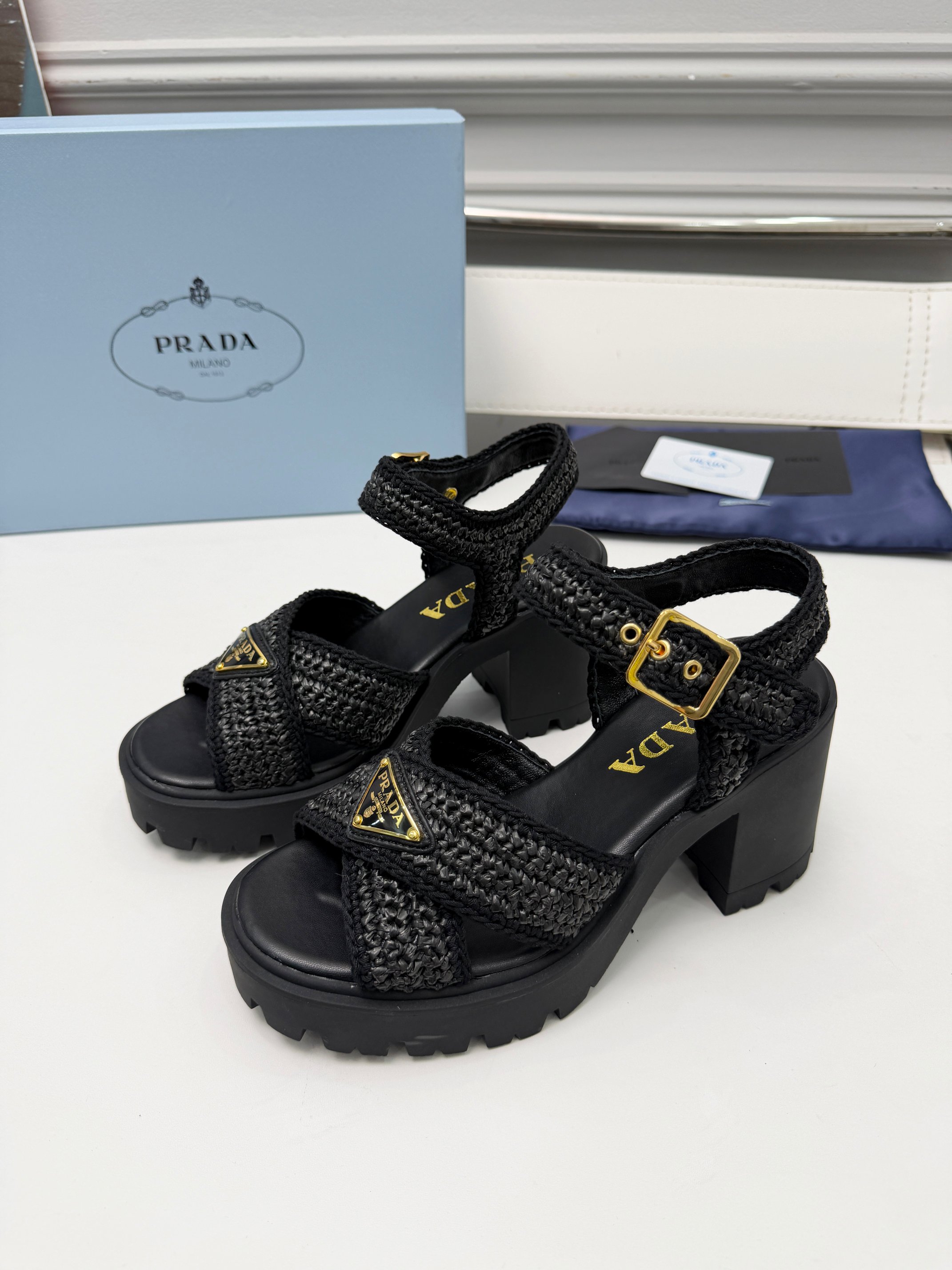 NO:814914,56ssPRADA new and latest high-heeled series Prada Prada 2026 spring and summer new sandal series Classic triangular buckle pig cage sandals Eco-friendly woven PP fabric Classic upgrade Retro comfort and fashionability Round toe design matches different style needs Original upper custom-made high-end hand-woven PP surface Sheepskin Foot pad Heel height 8.5cm Outsole Original TPU non-slip outsole Shoe size:  35-41.,sandals,prada,prada,sandals,sheepskin1986090956ssPRADA全新最新高跟系列 Prada 普拉达2026春夏新款凉鞋系列 经典三角扣猪笼凉鞋 环保编织PP面料 经典升级 复古舒适度与时髦度并存 圆头设计搭配不同风格需求 鞋面原版定制高端手工编织PP面 羊皮 垫脚 跟高8.5cm  大底原版tpu防滑大底 鞋码: 35-41.,凉鞋,prada,prada,sandals,sheepskin,Women's Shoes