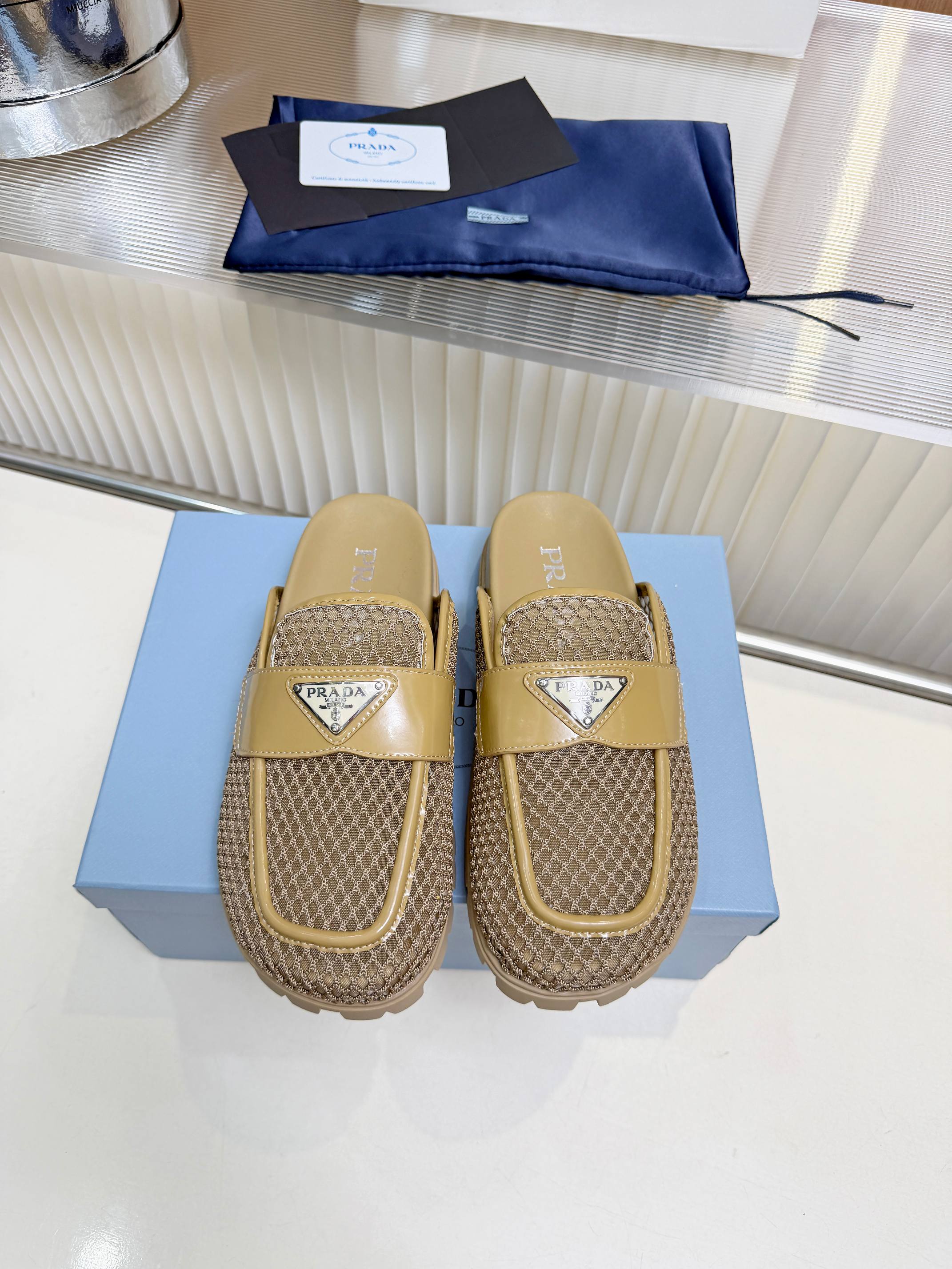 NO:814910,26ssPrada's new slip-on thick-soled Birkenstock toe half drag. This tendon sole is very comfortable for the foot. It is very popular this year and is both casual and casual. The refreshing performance is enough to express the control of every detail of the shoe. The fabric is imported mesh + open edge beaded cowhide. Sheepskin lining. Non-slip shoe tendon sole. Size 35-41. Comes with counter packaging. Available in 3 colors, half drag, prada, prada, cowhide, sheepskin.1986090926ssPrada普拉达新款一脚蹬厚底勃肯包头半拖 这款牛筋底上脚非常舒适,今年非常爆休闲两不误 清爽的表现足以表达对鞋子的个个细节的把控 面料进口网面+开边珠牛皮 羊皮内里 防滑鞋牛筋底 码数35-41 配专柜包装 3色供应中,半拖,prada,prada,cowhide,sheepskin,Women's Shoes