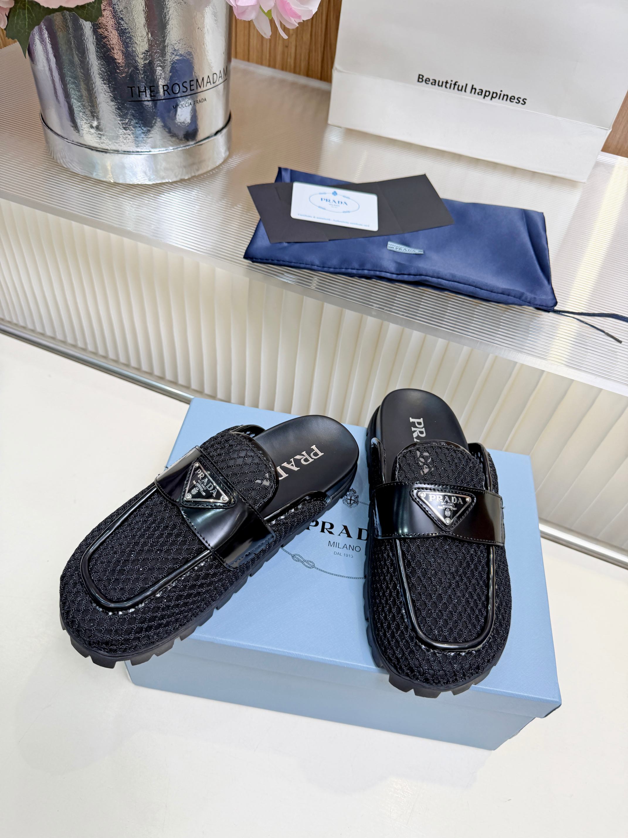 NO:871290,56ssPrada's new slip-on thick-soled Birkenstock toe half drag. This tendon sole is very comfortable for the foot. It is very popular this year and can be both casual and casual. The refreshing performance is enough to express the control of every detail of the shoe. The fabric is imported mesh + open edge beaded cowhide. Sheepskin lining. Non-slip shoe tendon sole. Size 35-41. Comes with counter packaging. 3 colors available, half drag, prada, prada, cowhide, sheepskin.1986090956ssPrada普拉达新款一脚蹬厚底勃肯包头半拖 这款牛筋底上脚非常舒适,今年非常爆休闲两不误 清爽的表现足以表达对鞋子的个个细节的把控 面料进口网面+开边珠牛皮 羊皮内里 防滑鞋牛筋底 码数35-41 配专柜包装 3色供应中,半拖,prada,prada,cowhide,sheepskin,Women's Shoes
