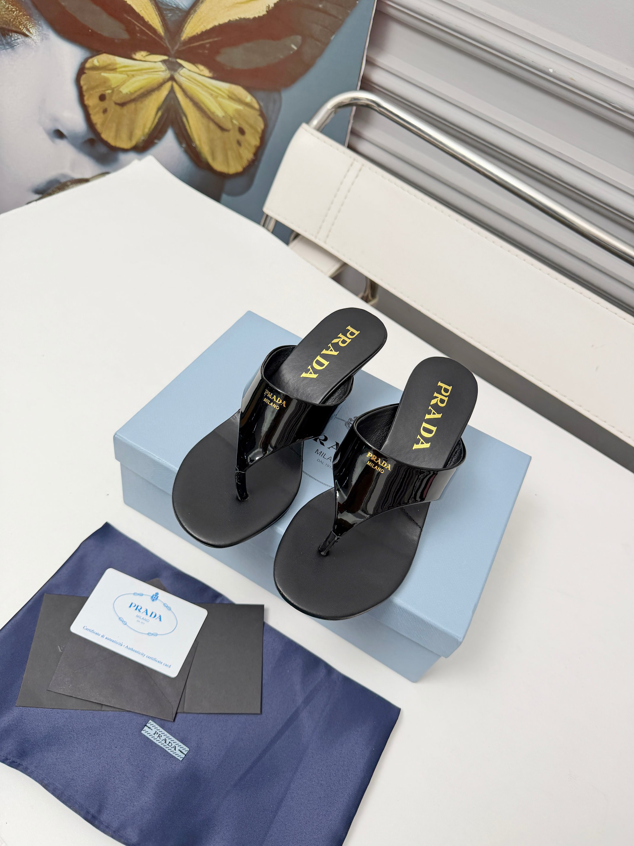 NO:871283,PRADA 6 Prada's new spring and summer wedge-heeled slippers are coming. The Prada Glow limited-time store is a very shiny item. The 2026S super hot series is a hot product. The same triangle buckle is available for major Internet celebrities Qiao Xin, Cheng Xiao, and Liu Lingzi!  Fashionable and versatile nice items, beauties from all walks of life have stood firm, and new ones are exclusively available!  Sisters who like to wear slippers but are afraid of getting tired, take a look, the square thick heels definitely make your steps light, your feet are 100% not tired, and your feet are stable and easy to get on!  The bumpy feel of the triangle logo is the same as the original version, the original Italian leather outsole and imported patent leather fabric!  Sheepskin lining (available in 3 colors) Heel height 5.5cm Size: 35-40, split-toe shoes, prada, prada, slippers, sheepskin, Leather soles19860909PRADA 6普拉达春夏新品坡跟拖鞋实力来袭Prada Glow限时店很闪亮的单品2026S超级爆系列爆品,各大网红明星乔欣,程潇,刘令姿同款三角扣！时髦百搭nice单品,各路美女站稳了,独家上新啦！喜欢穿拖鞋又怕累的姐姐们看过来,方形粗跟绝对让脚步轻盈,百分百不累脚,上脚稳稳的轻松！三角标触感凹凸感和原版一致,原版意大利真皮大底.进口漆皮面料！羊皮内里（3色供应）跟高5.5cm Size: 35-40,分趾鞋,prada,prada,slippers,sheepskin,Leather soles,Women's Shoes