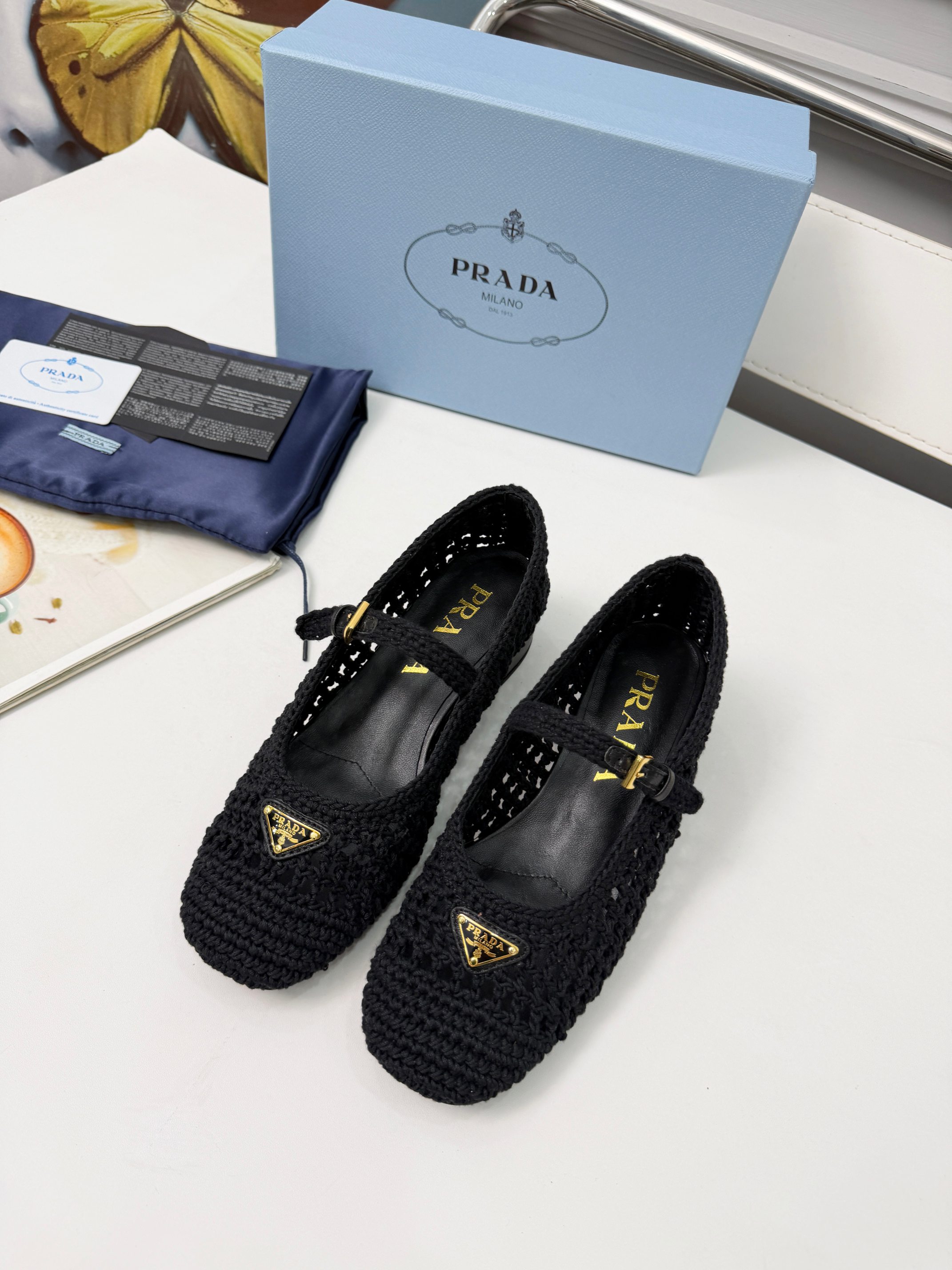 NO:871273,26ss PRADA new summer model PRAD summer limited Prada espadrille shoes. This time, the ballet shoe silhouette is reinterpreted from a new seasonal perspective. Prada summer style highlights the brand's evolving aesthetics. The soft and deconstructed flat silhouette is rooted in the new formal style concept. The soft elements are reinterpreted with a light attitude, and natural materials enhance the seasonal atmosphere.  Add texture and lazy elegance. Fine and complex imported wool, all hand-woven and braided. Sheepskin lining. Italian genuine leather outsole. Original 11 made. Heel height 5cm. Available in 36 colors. Sizes 65-41, ballet shoes, prada, espadrilles, sheepskin, Leather soles.1986090926ss PRADA夏季新款 PRAD夏日限定Prada草编鞋 这次带来是芭蕾鞋廓形以崭新季节性视角重新诠释经典.Prada夏日风格彰显品牌不断演进的美学柔和解构的扁平化廓形植根于崭新的正式风格理念.柔美元素以轻盈姿态被重新诠释,天然材质强化季节氛围．增添肌理质感与慵懒优雅风范.做工精细复杂进口毛线全部手工编织编花 羊皮内里 意大利真皮大底 原版11 打造 跟高5cm 36色供应 65-41码,芭蕾舞鞋,prada,espadrilles,sheepskin,Leather soles,Women's Shoes