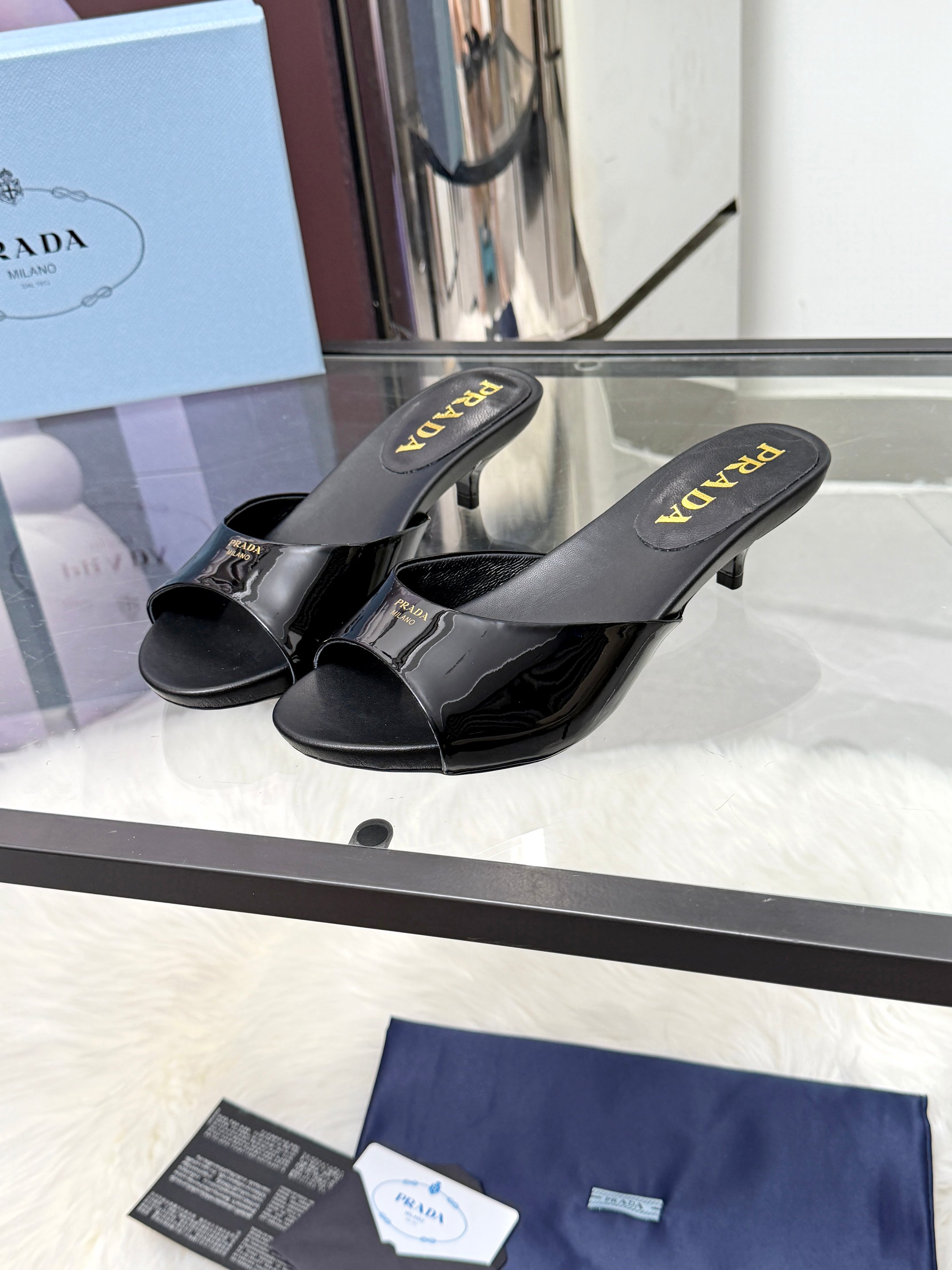 NO:871264,PRADA 6 Prada's new spring and summer slippers are coming. The Prada Glow limited-time store is a very shiny item. The 2026S super hot series is a hot product. The major Internet celebrities Qiao Xin, Cheng Xiao and Liu Lingzi have the same triangle buckle!  Fashionable and versatile nice items, beauties from all walks of life have stood firm, and new ones are exclusively available!  Sisters who like to wear slippers but are afraid of getting tired, take a look, the square thick heels definitely make your steps light, your feet are 100% not tired, and your feet are stable and easy to get on!  The concave and convex feel of the triangle logo is the same as that of the original version. The outsole is made of the original version. Imported patent leather fabric!  Sheepskin lining (available in 3 colors) Heel height 3.5cm Size: 35-40, high heels and slippers, prada, prada, high heels, slippers, sheepskin19860909PRADA 6普拉达春夏新品拖鞋实力来袭Prada Glow限时店很闪亮的单品2026S超级爆系列爆品,各大网红明星乔欣,程潇,刘令姿同款三角扣！时髦百搭nice单品,各路美女站稳了,独家上新啦！喜欢穿拖鞋又怕累的姐姐们看过来,方形粗跟绝对让脚步轻盈,百分百不累脚,上脚稳稳的轻松！三角标触感凹凸感和原版一致,原版大底配制.进口漆皮面料！羊皮内里（3色供应）跟高3.5cm Size: 35-40,高跟鞋拖鞋,prada,prada,high heels,slippers,sheepskin,Women's Shoes