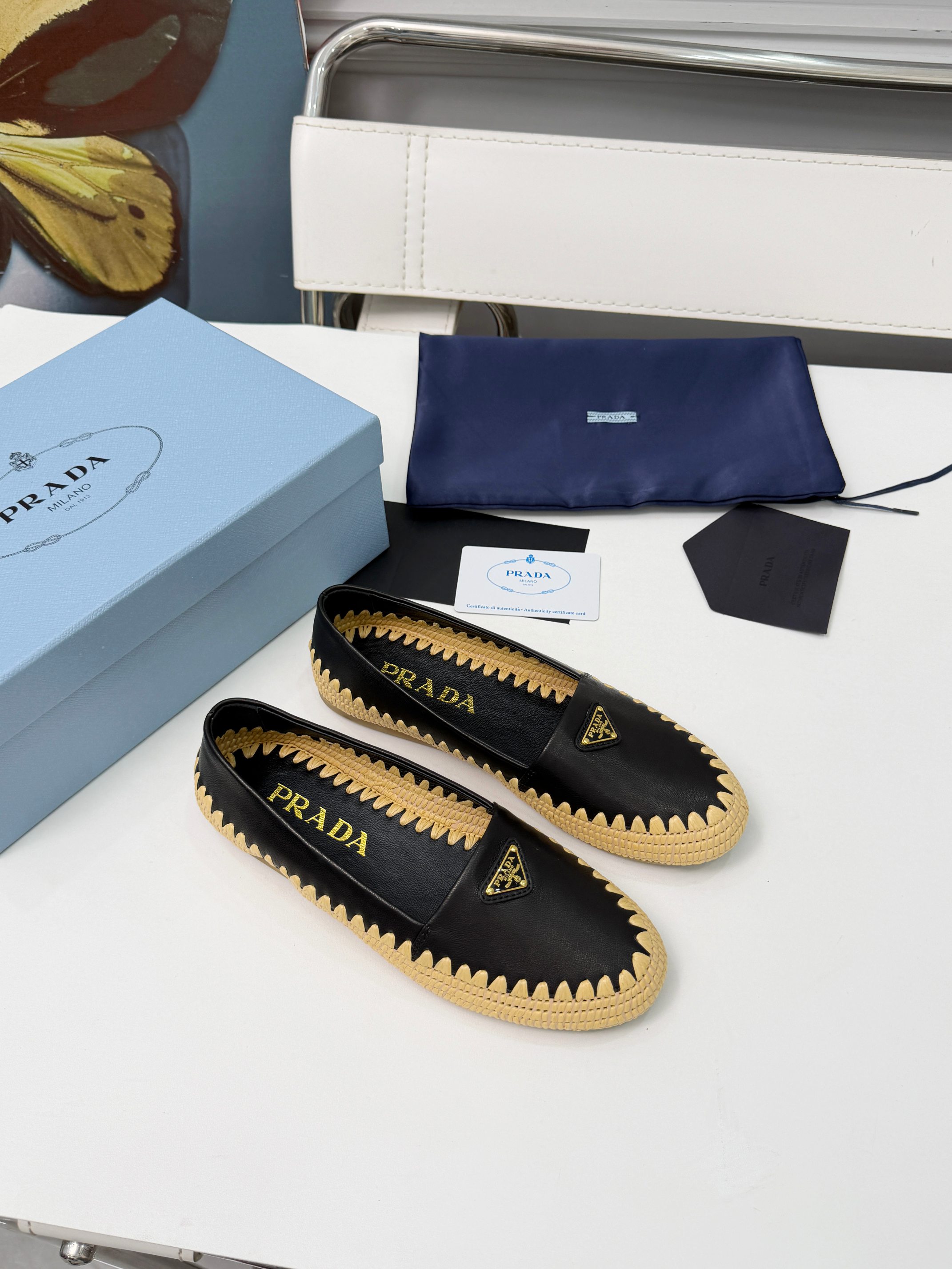 NO:871253,26ss PRADA Summer New Straw Shoes PRAD Summer Limited Prada Straw Shoes This time, the ballet shoe silhouette reinterprets the classic from a new seasonal perspective. Prada summer style highlights the brand's evolving aesthetics. The soft and deconstructed flat silhouette is rooted in the new formal style concept. The soft elements are reinterpreted with a light attitude, and natural materials enhance the seasonal atmosphere.  Adding texture and lazy elegance. The workmanship is fine and complex. Imported raffia is all hand-woven. Original 11 made. Sizes 35-41. 4 colors available. Single shoes, prada, espadrilles1986090926ss PRADA夏季新款 草编鞋 PRAD夏日限定Prada草编鱼夫鞋 这次带来是芭蕾鞋廓形以崭新季节性视角重新诠释经典.Prada夏日风格彰显品牌不断演进的美学柔和解构的扁平化廓形植根于崭新的正式风格理念.柔美元素以轻盈姿态被重新诠释,天然材质强化季节氛围．增添肌理质感与慵懒优雅风范.做工精细复杂进口拉菲草全部手工编织 原版11打造 35-41码 4色供应中,单鞋,prada,espadrilles,Women's Shoes