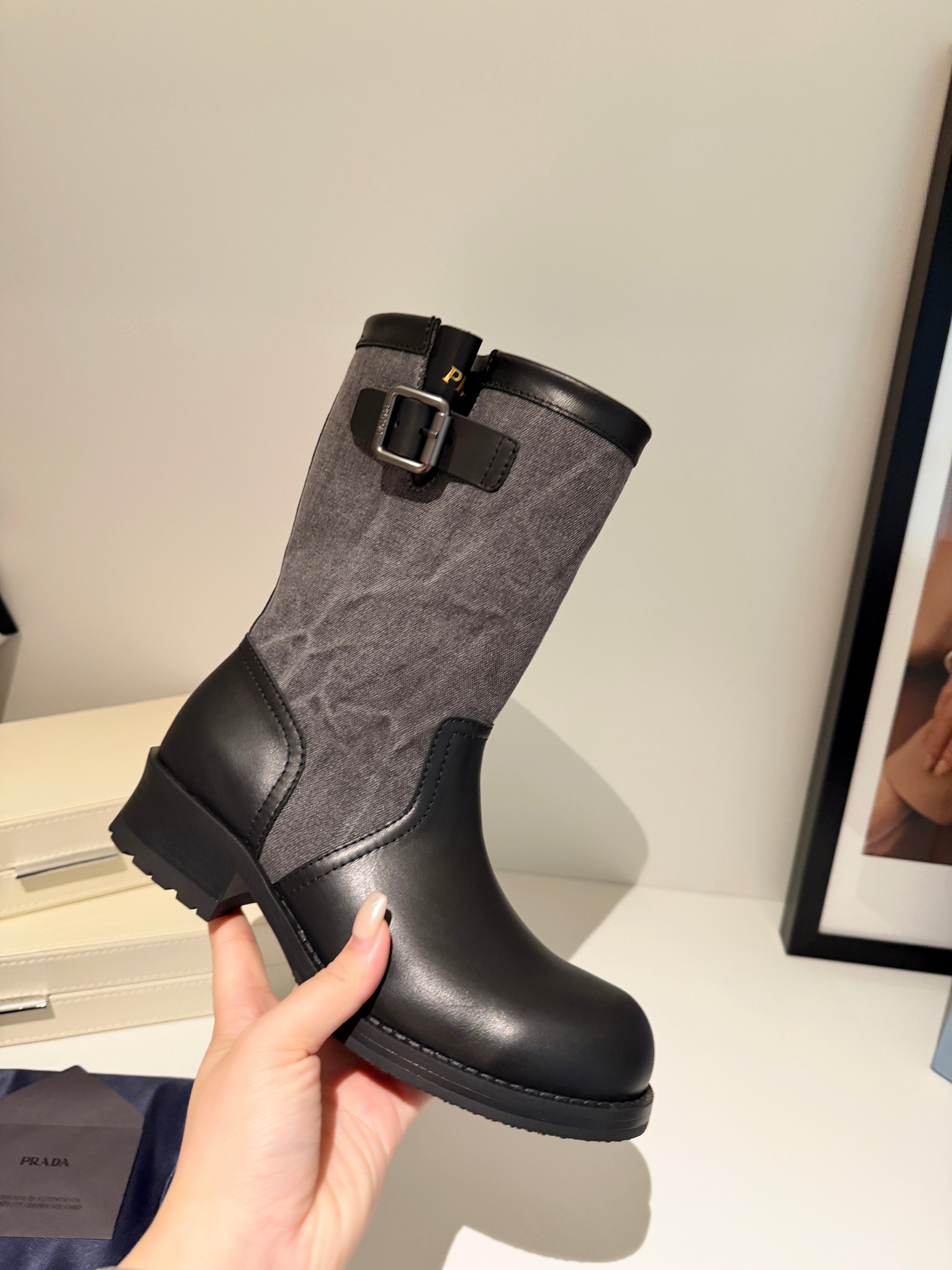 NO:957375,Prad* 26ss Prada retro Martin boots, knight boots, fashionable motorcycle Martin, easy to control, will explode. Versatile classic shoe last, enough to conquer your small height, casual and casual. Fabric imported environmentally friendly calfskin + original twill. Lining; cowhide lining. TPU rubber is non-slip and lightweight. 11 soles. Outsole height 4CM. Standard size: 35-413 colors available. Boots, prada, prada, boots, cowhide19860909Prad* 26ss普拉达复古马丁靴骑士靴时尚机车马丁轻松驾驭 会爆哦 百搭经典的鞋楦,足以征服你的小增高休闲两不失误 面料进口环保小牛皮+原版斜纹布 内里；牛皮里 TPU橡胶防滑轻便 11底 大底高度4CM 标准码数:35-413色供应,靴子,prada,prada,boots,cowhide,Women's Shoes