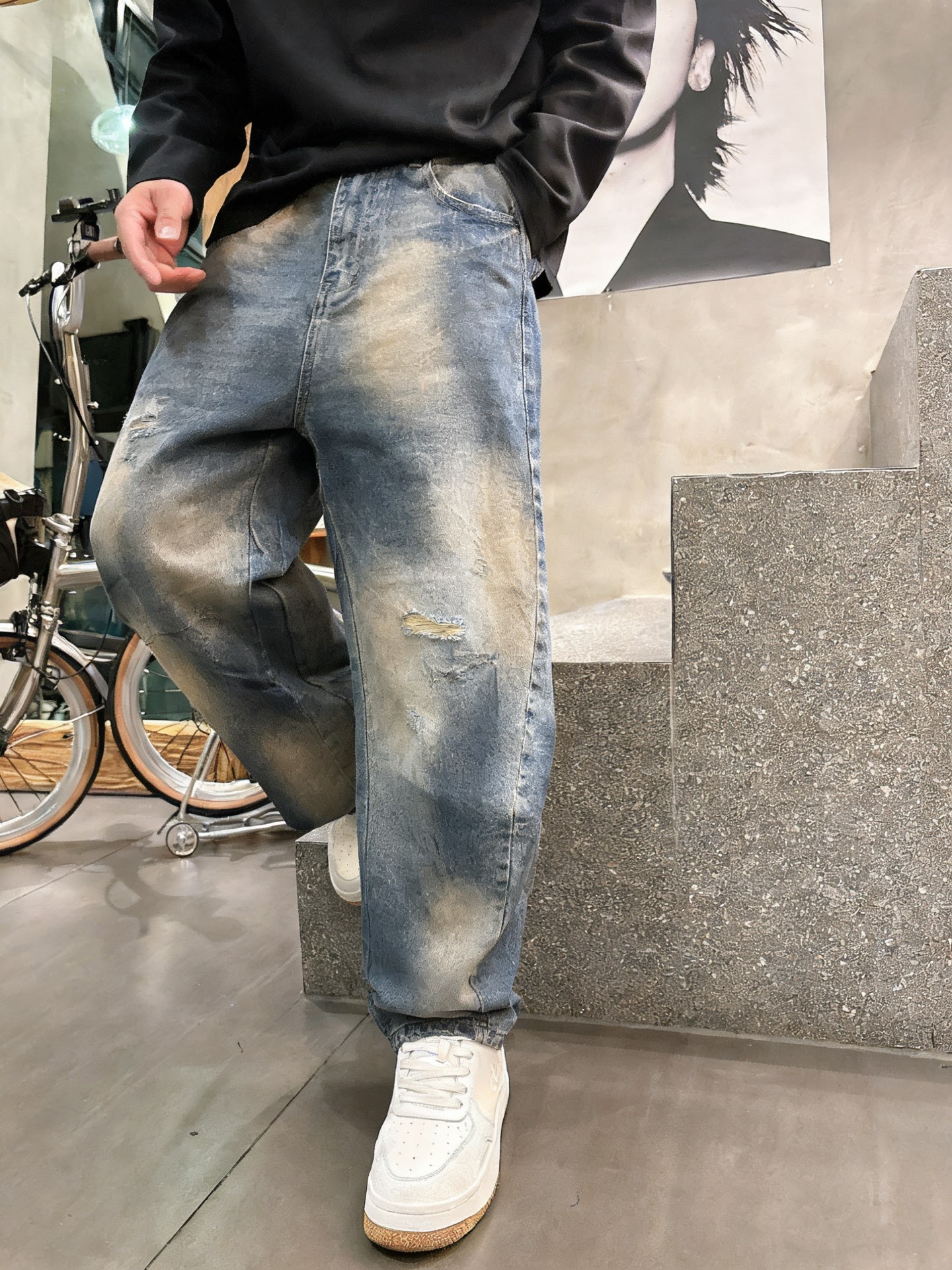 Balenciaga巴黎世家做旧破洞弯刀牛仔长裤• 面料工艺：高密丹宁牛仔布经复古黄泥水洗做旧，呈现斑驳