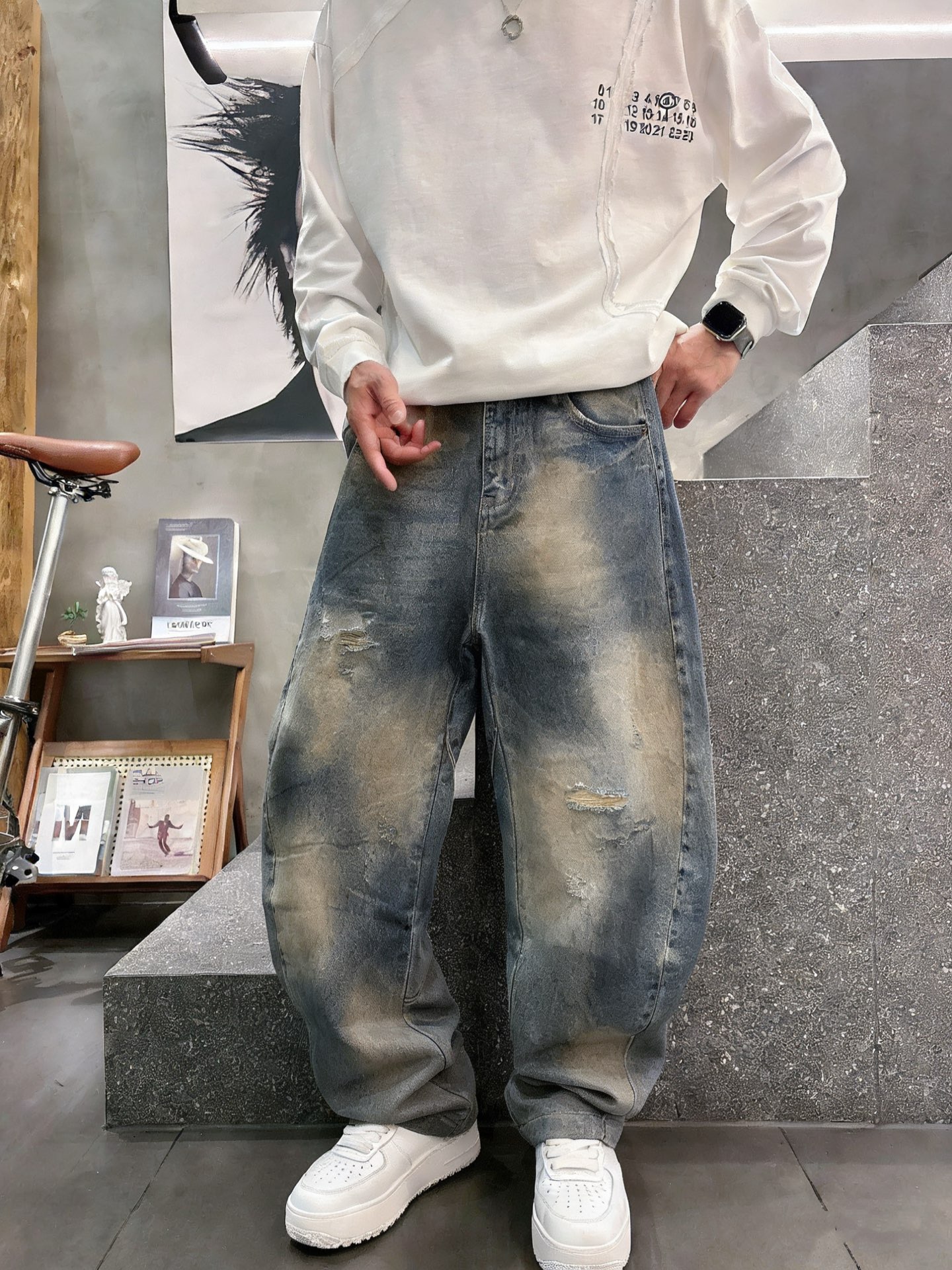 Balenciaga巴黎世家做旧破洞弯刀牛仔长裤• 面料工艺：高密丹宁牛仔布经复古黄泥水洗做旧，呈现斑驳