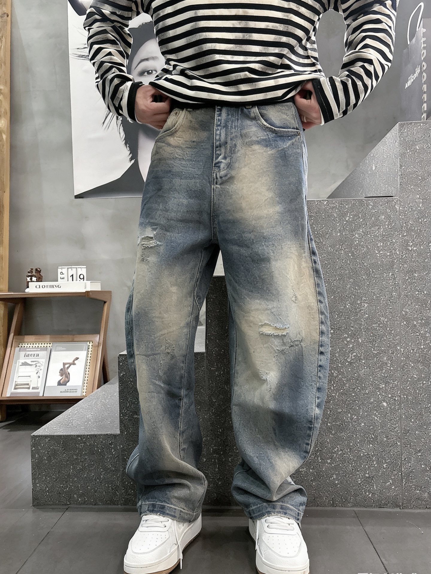 Balenciaga巴黎世家做旧破洞弯刀牛仔长裤• 面料工艺：高密丹宁牛仔布经复古黄泥水洗做旧，呈现斑驳
