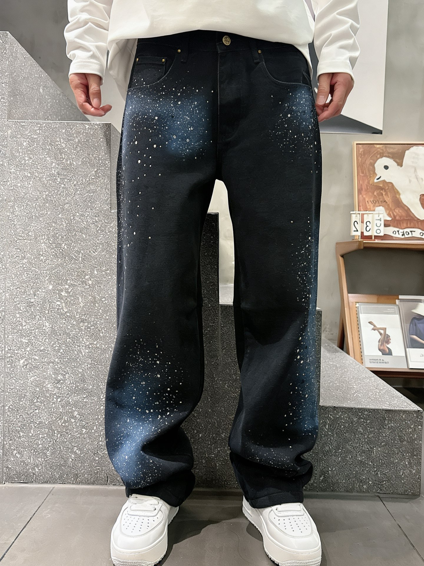 LOUIS VUITTON路易威登星空烫钻阔腿牛仔长裤面料质感：重磅丹宁牛仔布为底，采用星空烫钻工艺打造