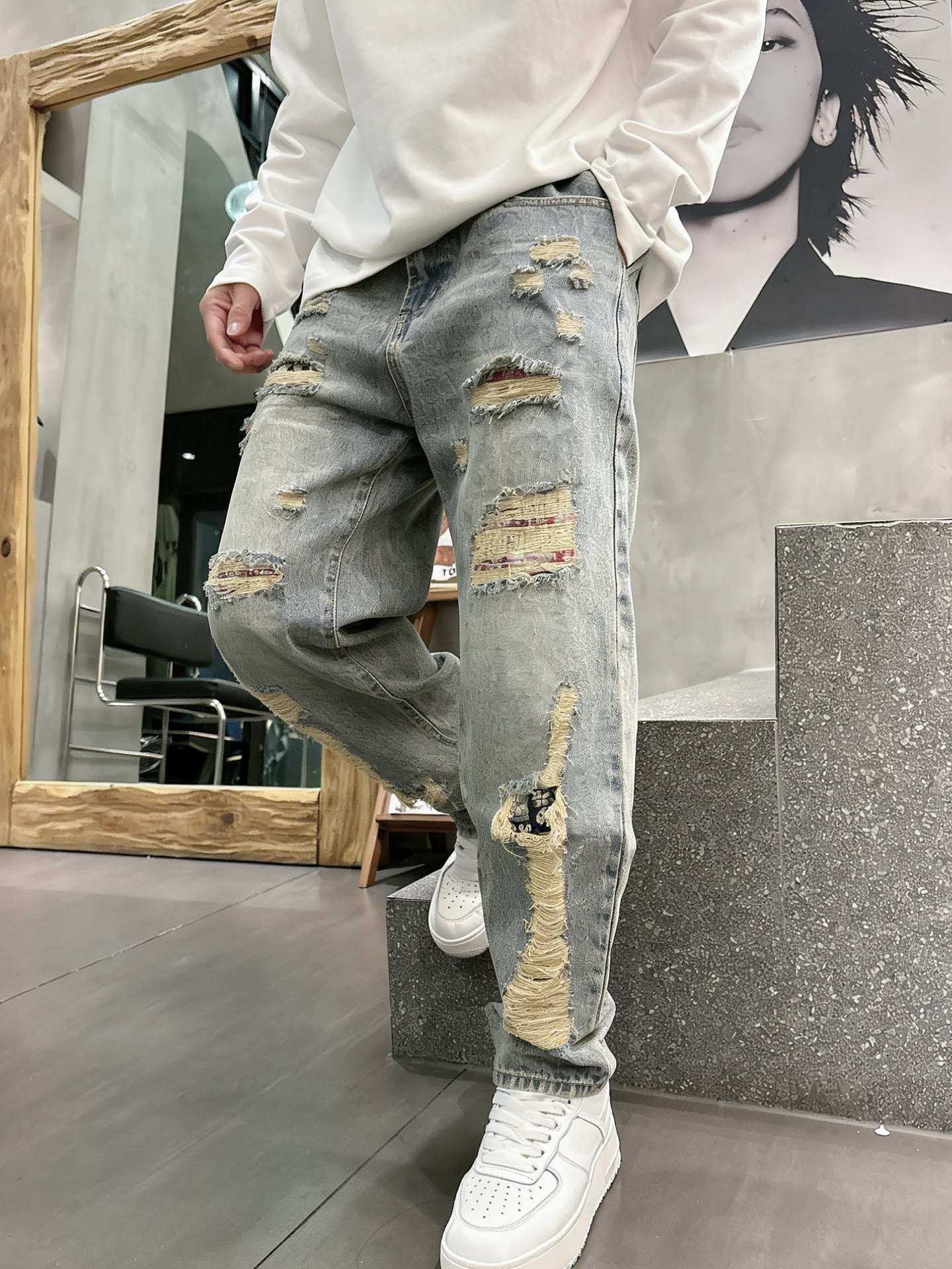 LOEWE罗意威做旧破洞牛仔长裤• 面料：高密丹宁牛仔布，复古石洗做旧工艺呈现自然浅蓝褪色感，手工破洞+