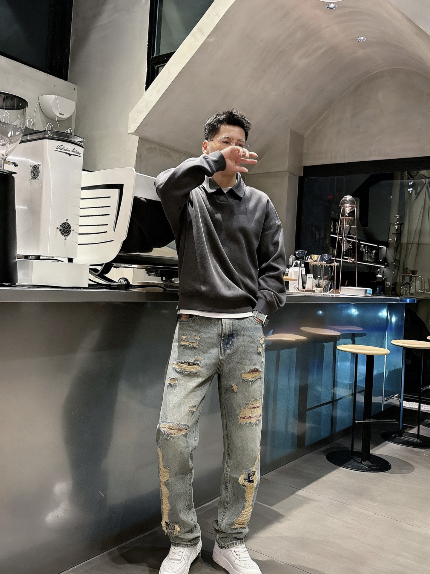 LOEWE罗意威做旧破洞牛仔长裤• 面料：高密丹宁牛仔布，复古石洗做旧工艺呈现自然浅蓝褪色感，手工破洞+