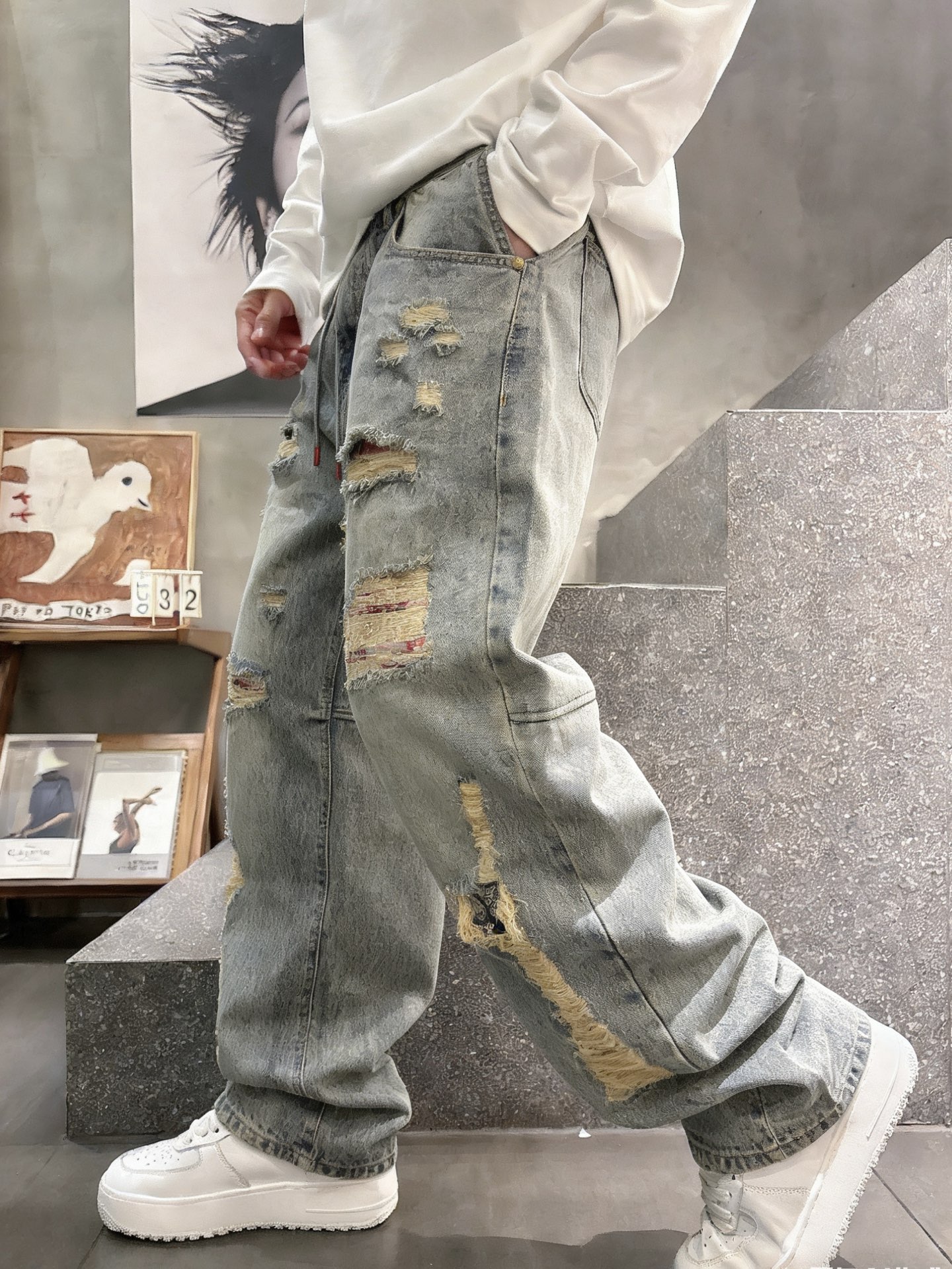LOEWE罗意威做旧破洞牛仔长裤• 面料：高密丹宁牛仔布，复古石洗做旧工艺呈现自然浅蓝褪色感，手工破洞+
