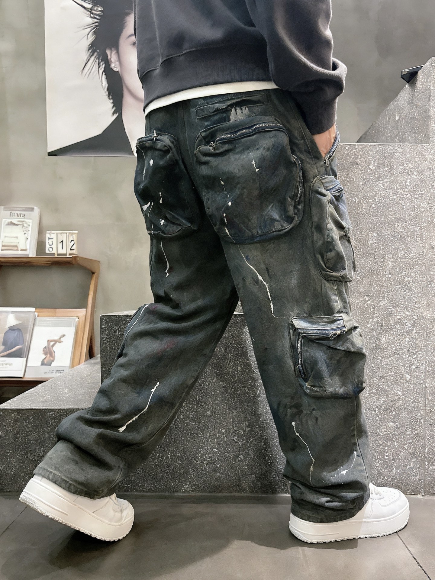 Balenciaga巴黎世家做旧破洞工装牛仔长裤✅ 面料：高密重磅丹宁牛仔面料，经做旧水洗+手工泼墨工艺
