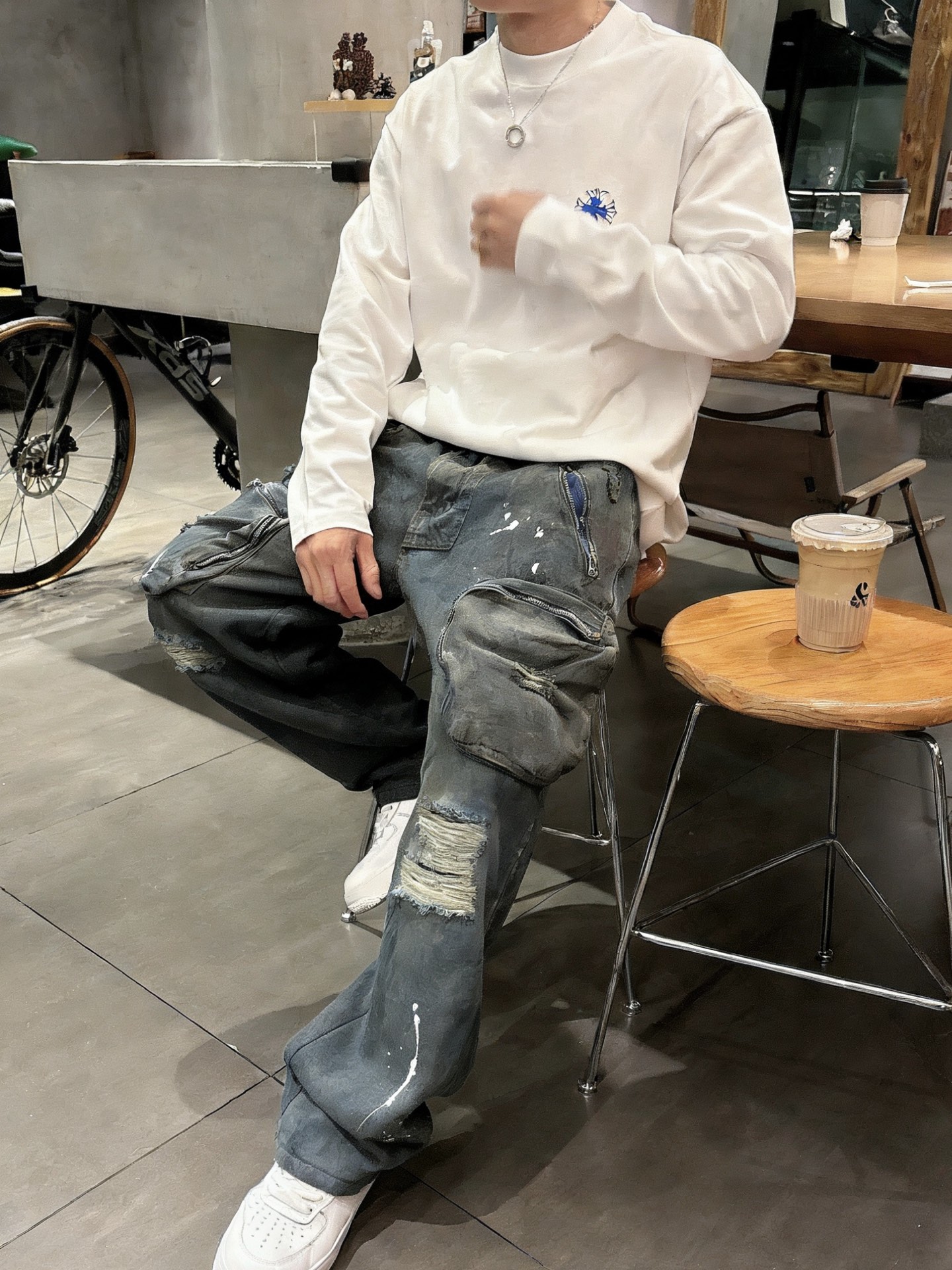 Balenciaga巴黎世家做旧破洞工装牛仔长裤✅ 面料：高密重磅丹宁牛仔面料，经做旧水洗+手工泼墨工艺