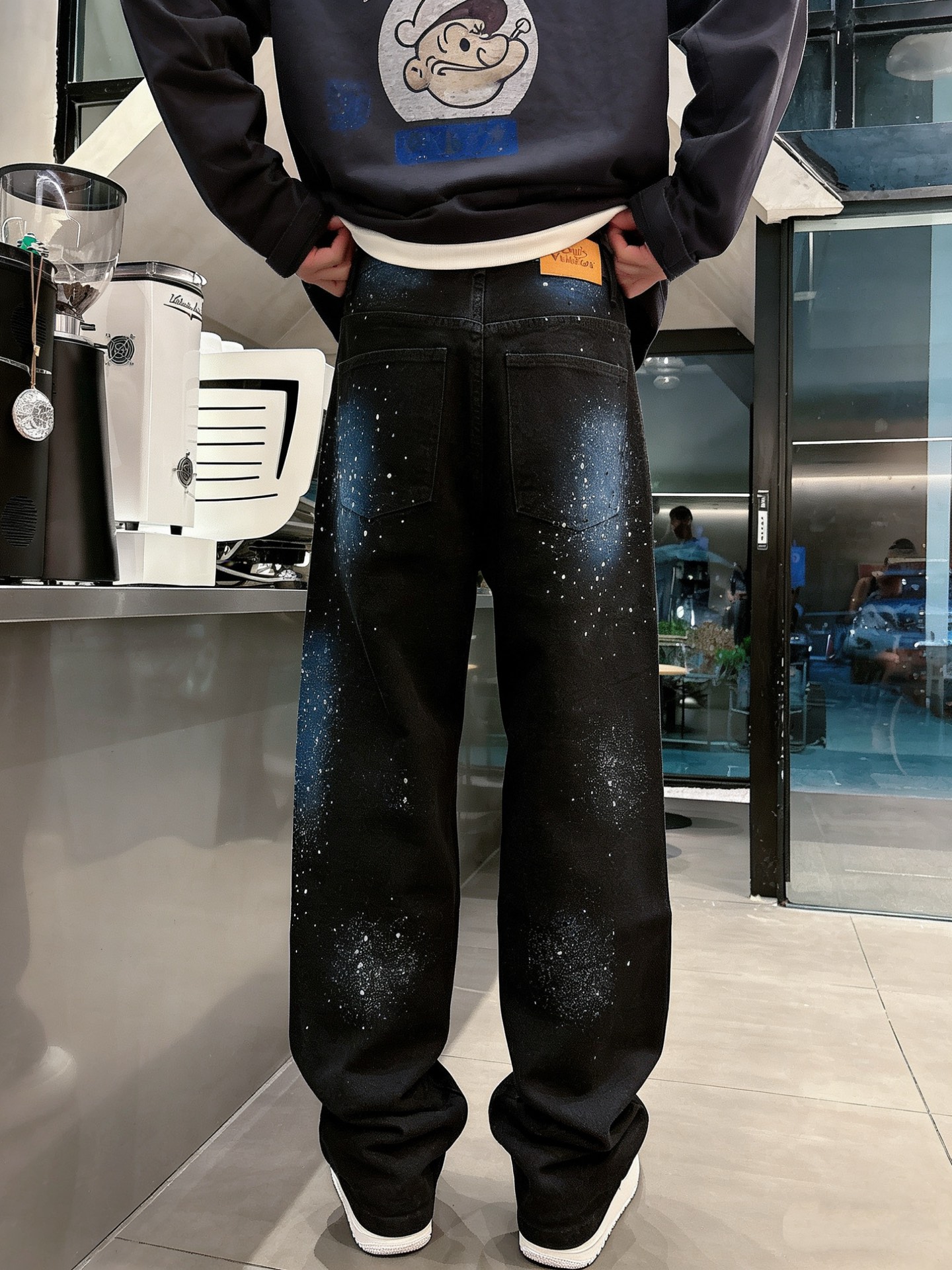 LOUIS VUITTON路易威登星空烫钻阔腿牛仔长裤面料质感：重磅丹宁牛仔布为底，采用星空烫钻工艺打造