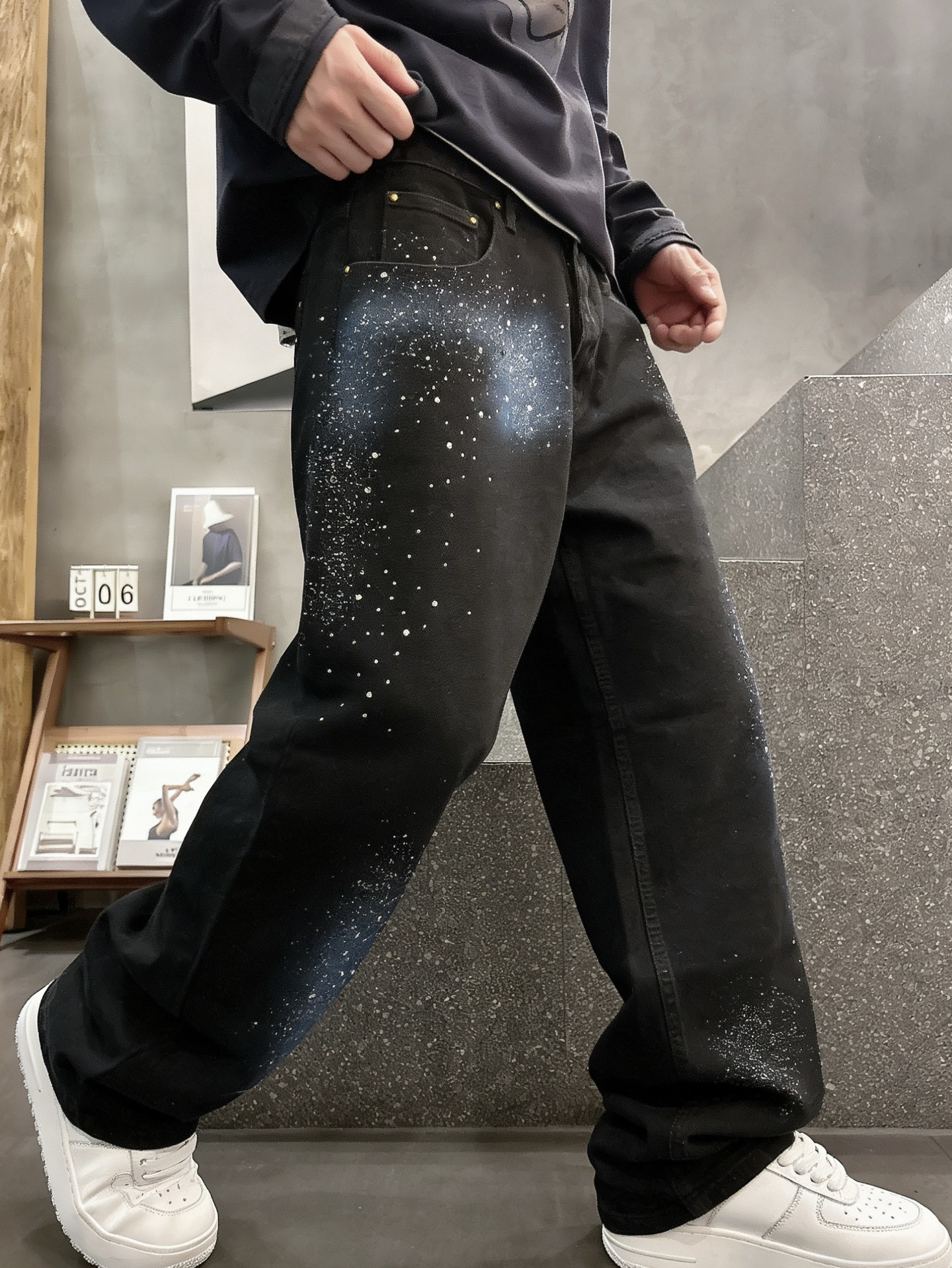 LOUIS VUITTON路易威登星空烫钻阔腿牛仔长裤面料质感：重磅丹宁牛仔布为底，采用星空烫钻工艺打造