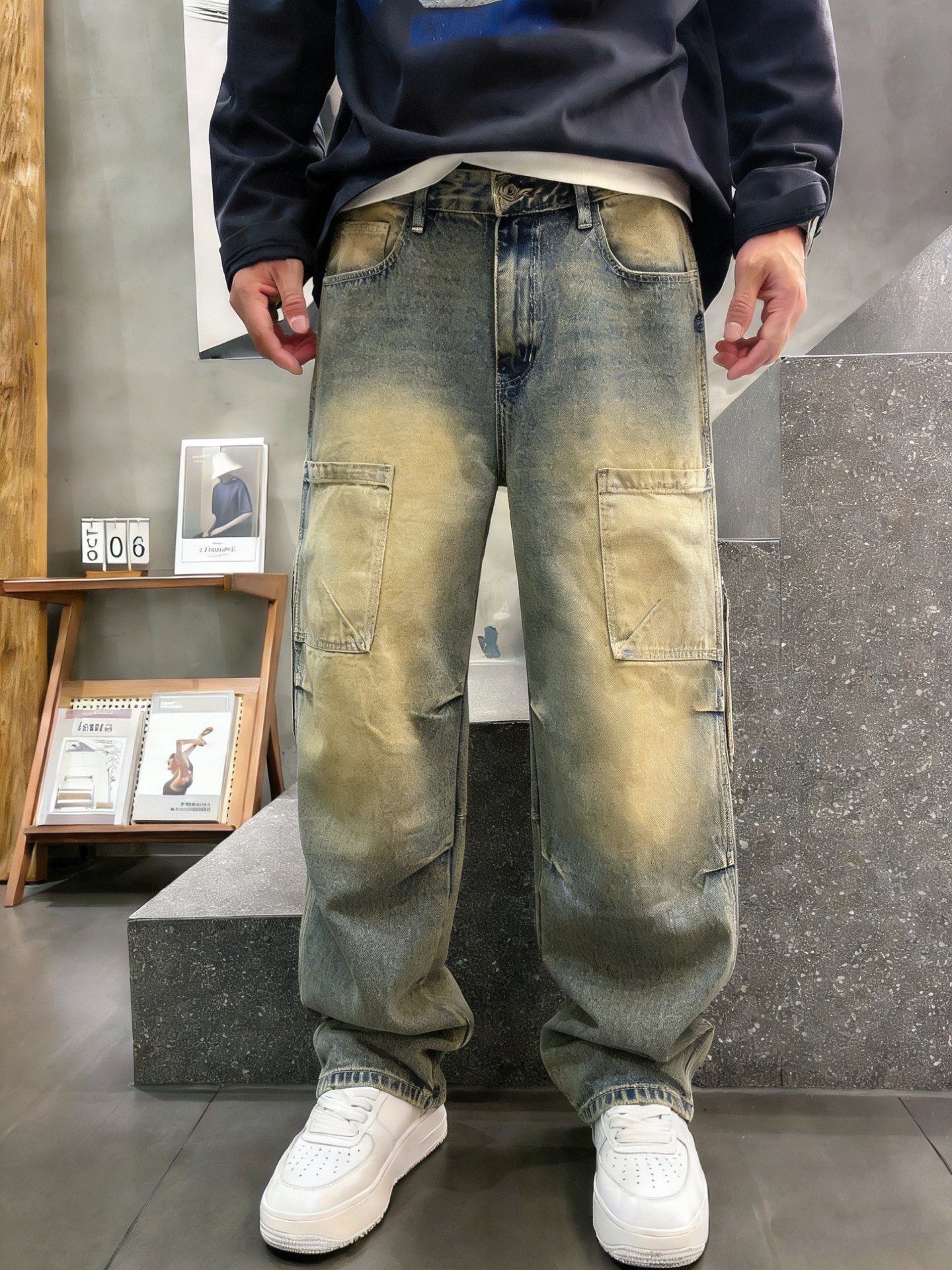 Balenciaga巴黎世家做旧工装牛仔长裤• 面料：重磅丹宁牛仔布，经复古做旧水洗+黄泥染工艺处理，呈