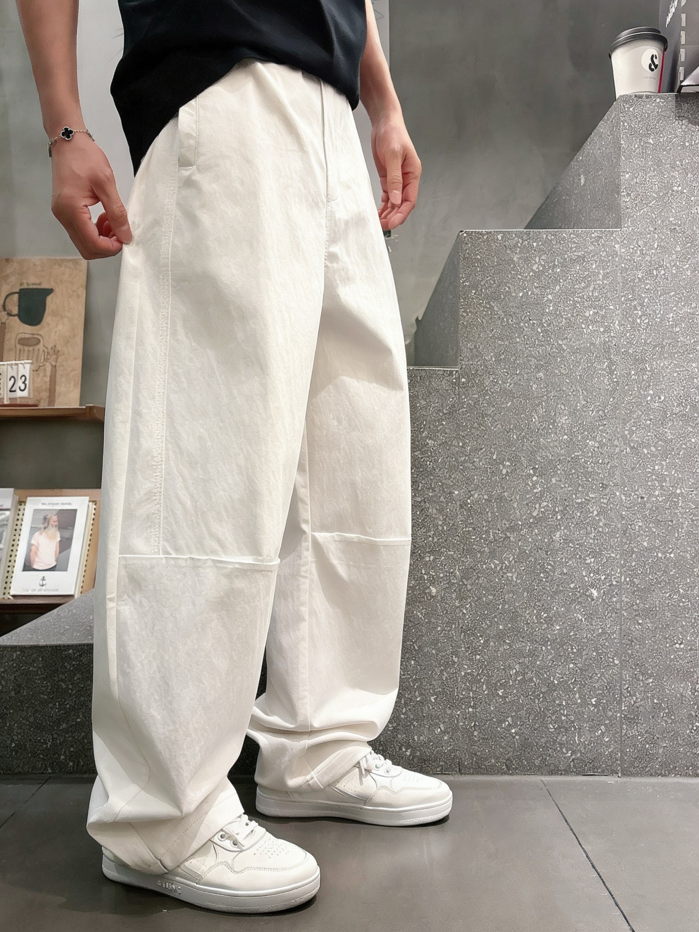 罗意威LOEWE 休闲棉感阔腿长裤 男士宽松分割设计百搭休闲裤尺码：S-XL码▪️ 采用高支水洗棉面料，