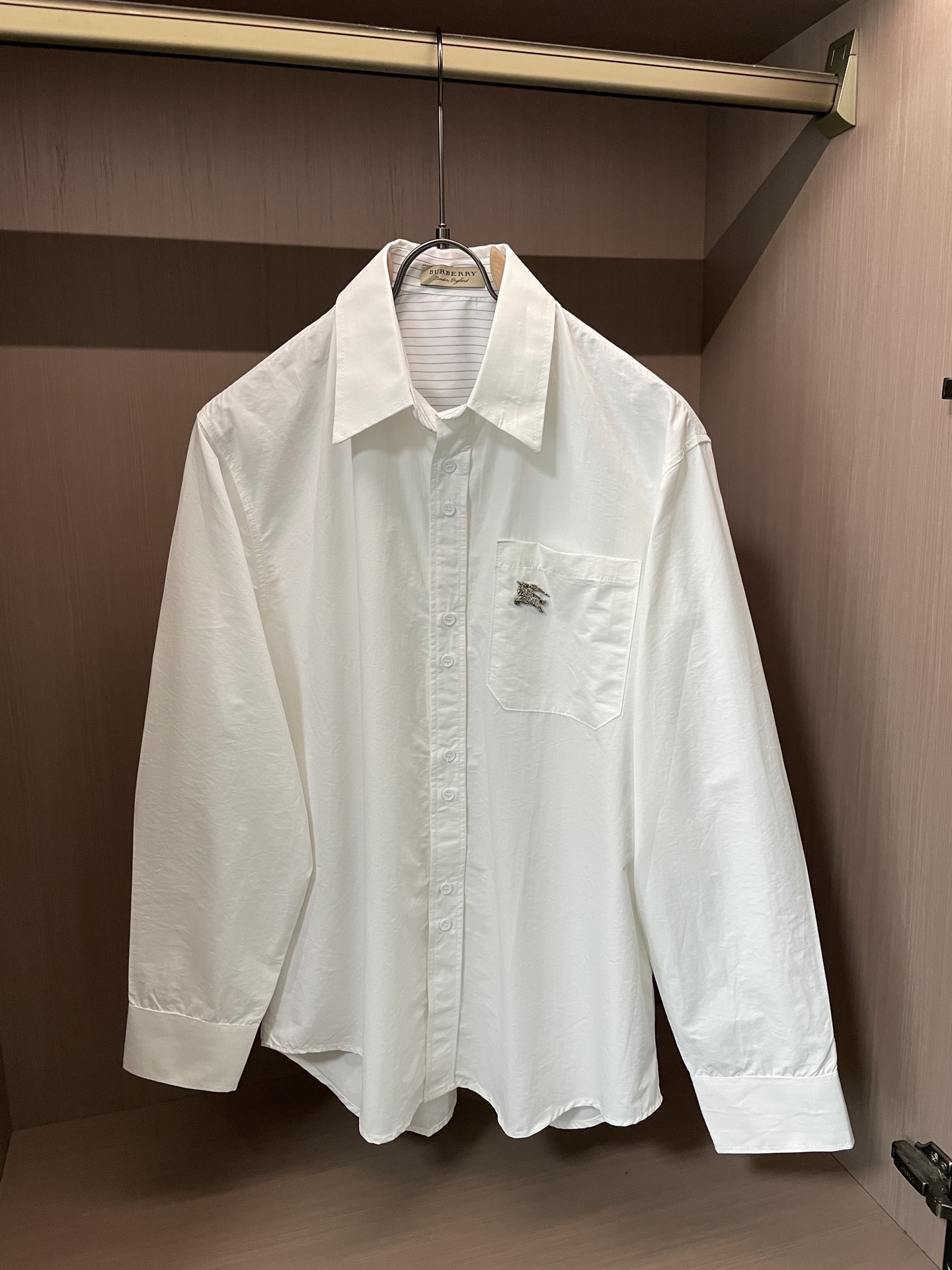 轻奢通勤纯色长袖衬衫 博柏利Burberry 马术骑士刺绣休闲衬衣尺码：M-XL码▪️ 采用高支精梳棉面