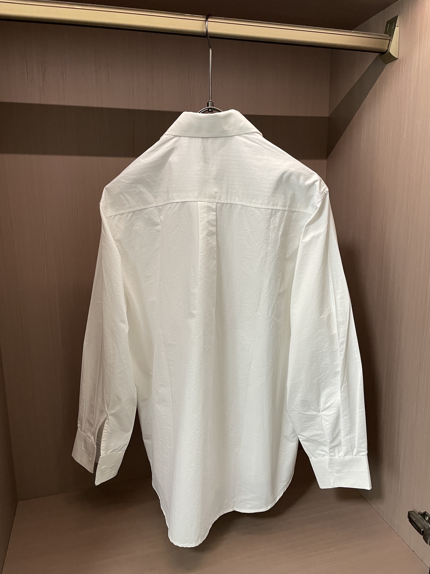 轻奢通勤纯色长袖衬衫 博柏利Burberry 马术骑士刺绣休闲衬衣尺码：M-XL码▪️ 采用高支精梳棉面