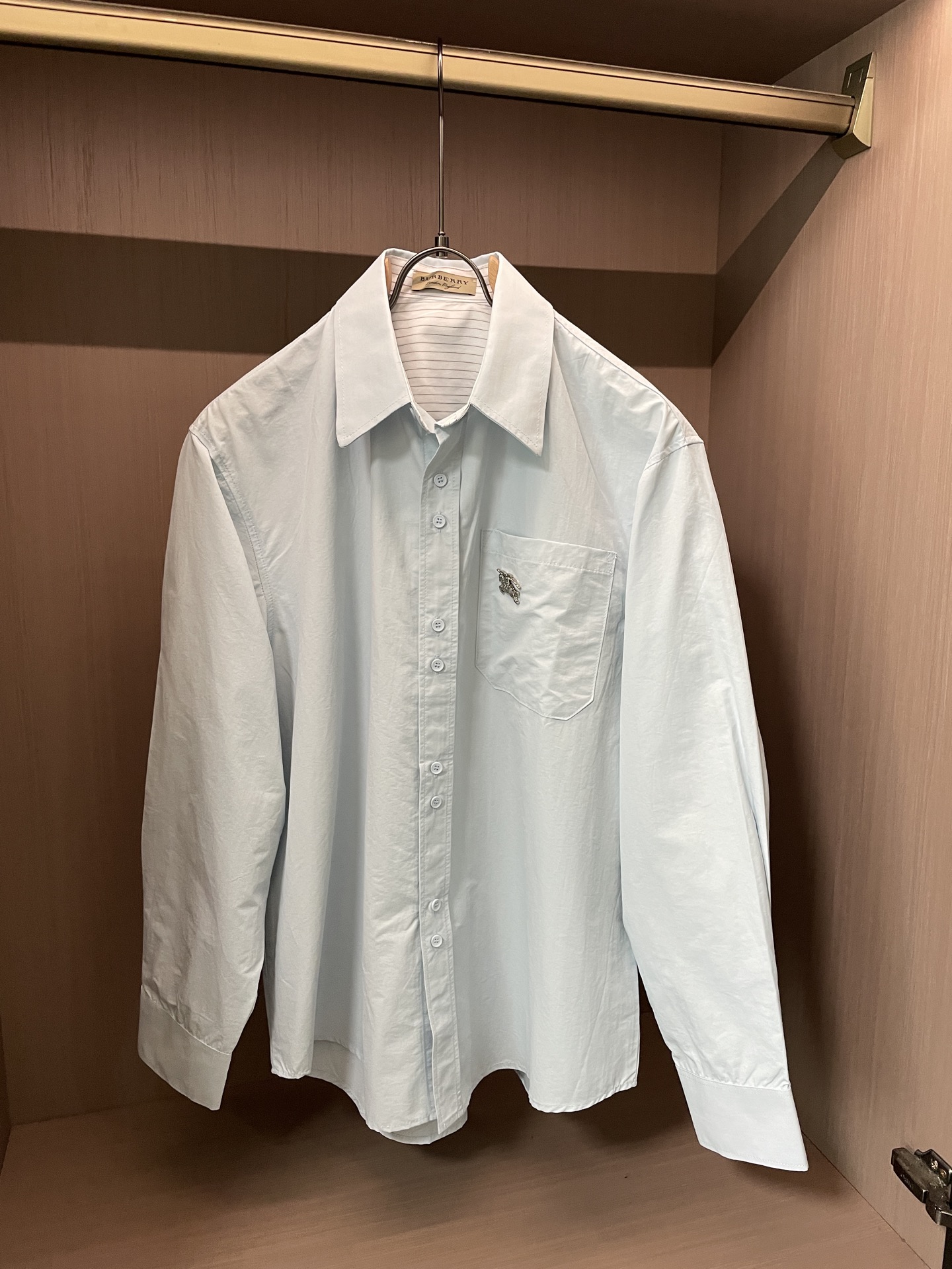 轻奢通勤纯色长袖衬衫 博柏利Burberry 马术骑士刺绣休闲衬衣尺码：M-XL码▪️ 采用高支精梳棉面