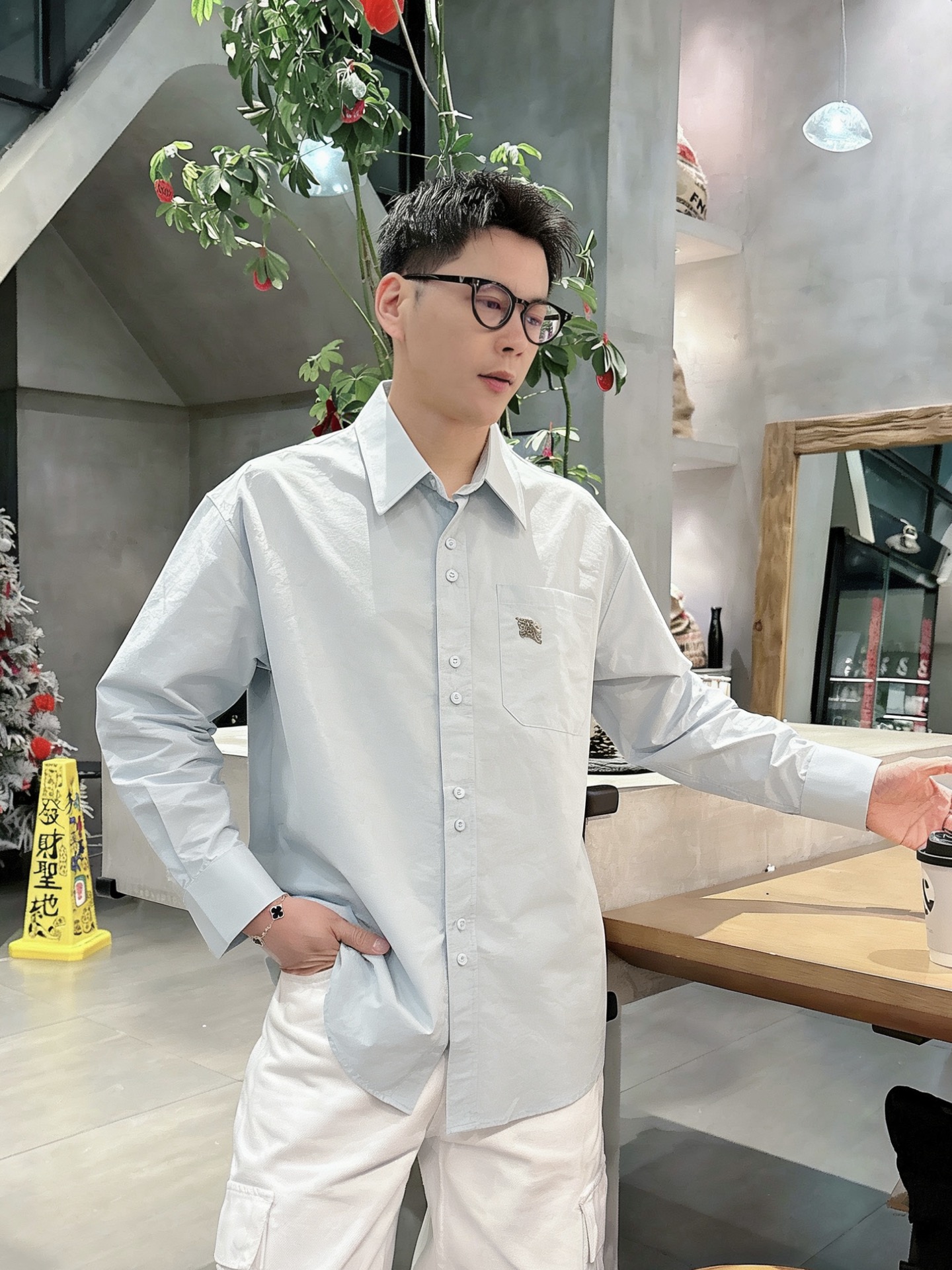轻奢通勤纯色长袖衬衫 博柏利Burberry 马术骑士刺绣休闲衬衣尺码：M-XL码▪️ 采用高支精梳棉面