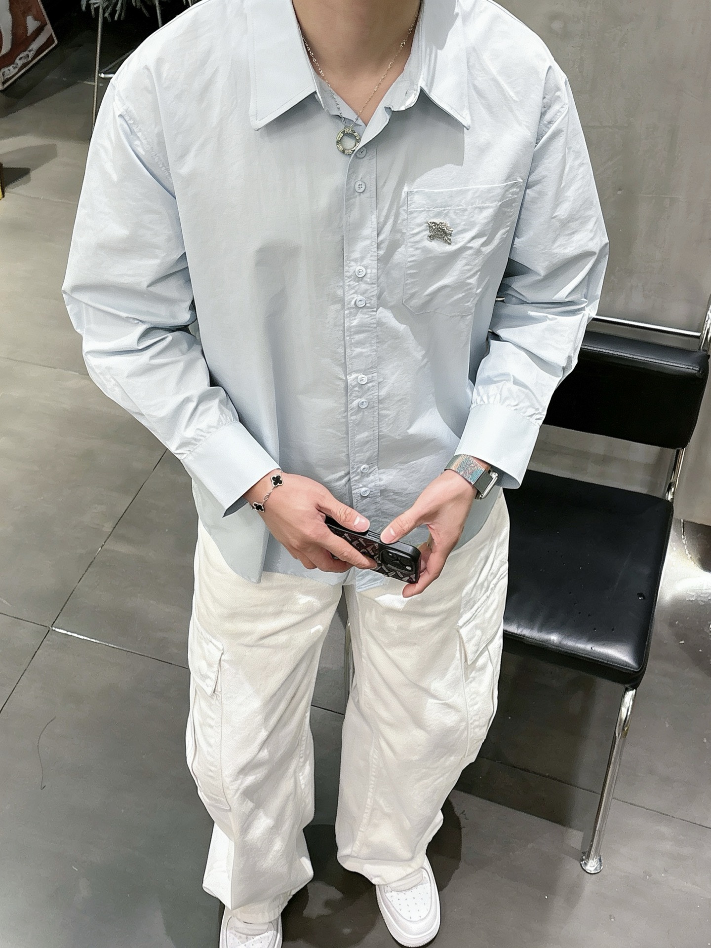 轻奢通勤纯色长袖衬衫 博柏利Burberry 马术骑士刺绣休闲衬衣尺码：M-XL码▪️ 采用高支精梳棉面