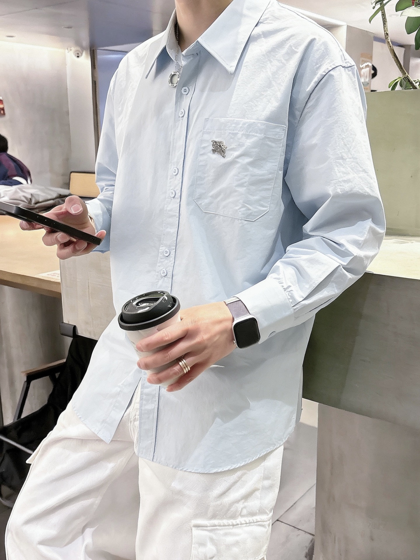 轻奢通勤纯色长袖衬衫 博柏利Burberry 马术骑士刺绣休闲衬衣尺码：M-XL码▪️ 采用高支精梳棉面